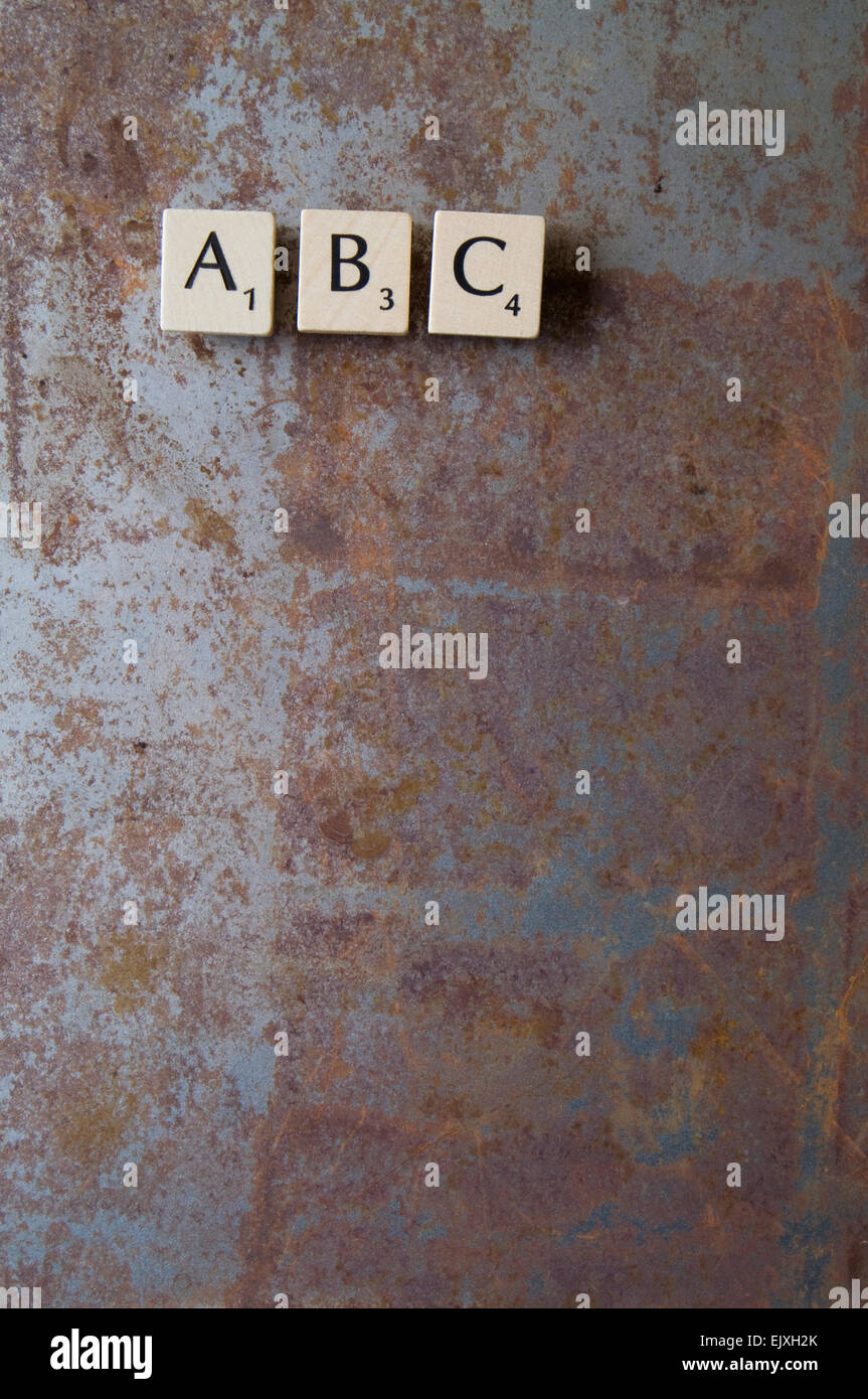 Tre magnetico piastrelle Scrabble su piastra in metallo Foto Stock