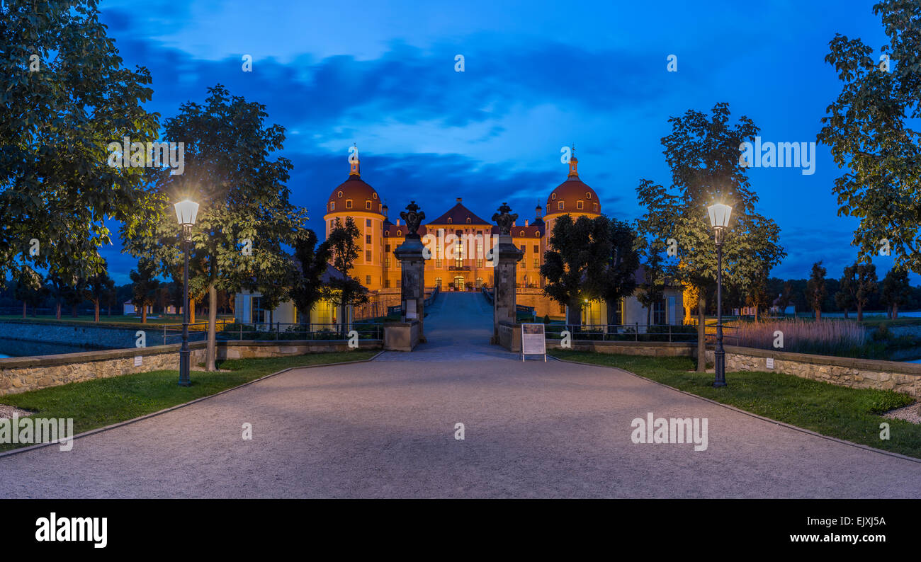 In Germania, in Sassonia, Moritzburg, portale del castello di Moritzburg in serata Foto Stock