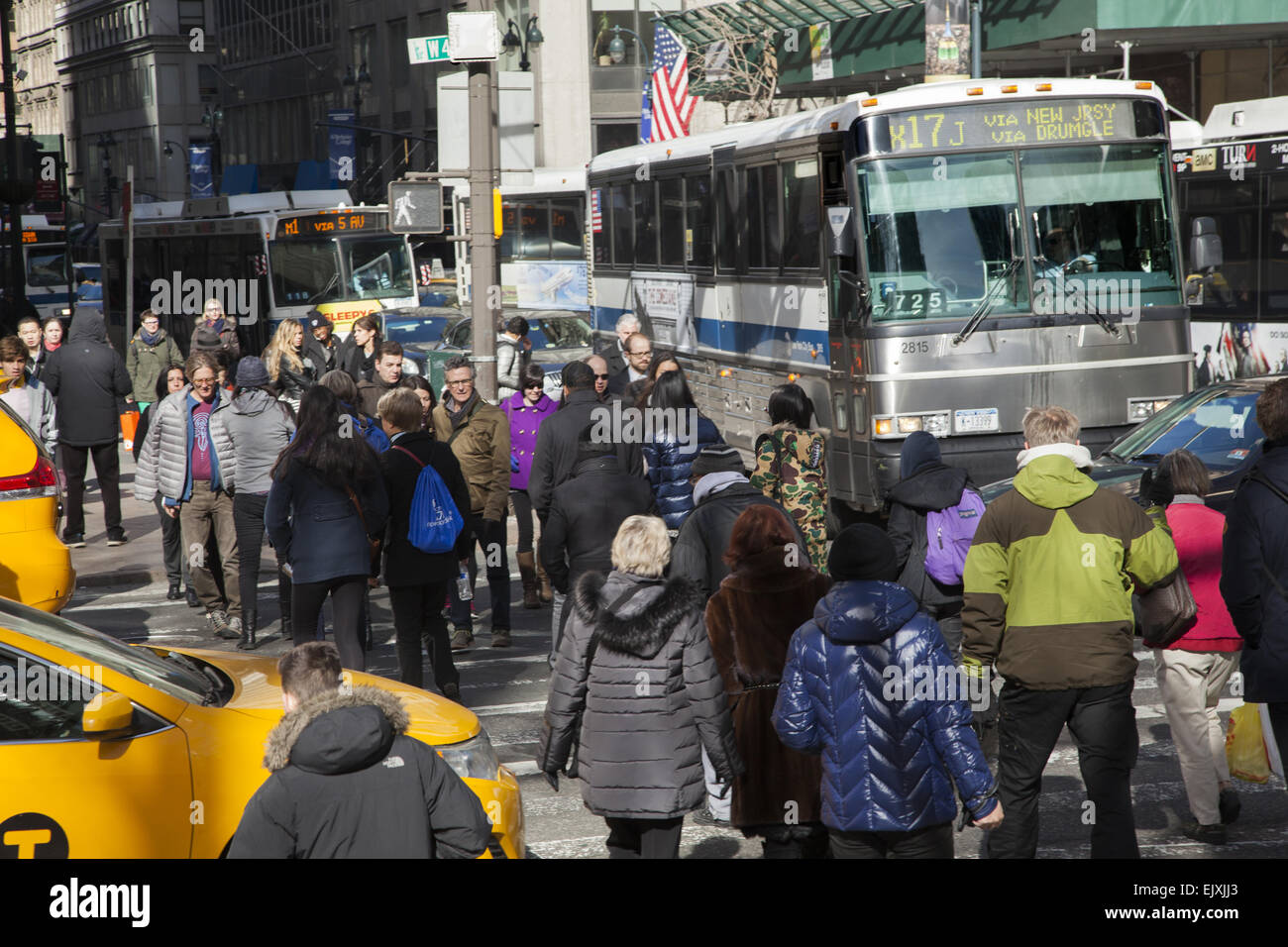 La sempre affollata intersezione tra la 42nd Street e la Fifth Avenue nel centro di Manhattan. NYC Foto Stock