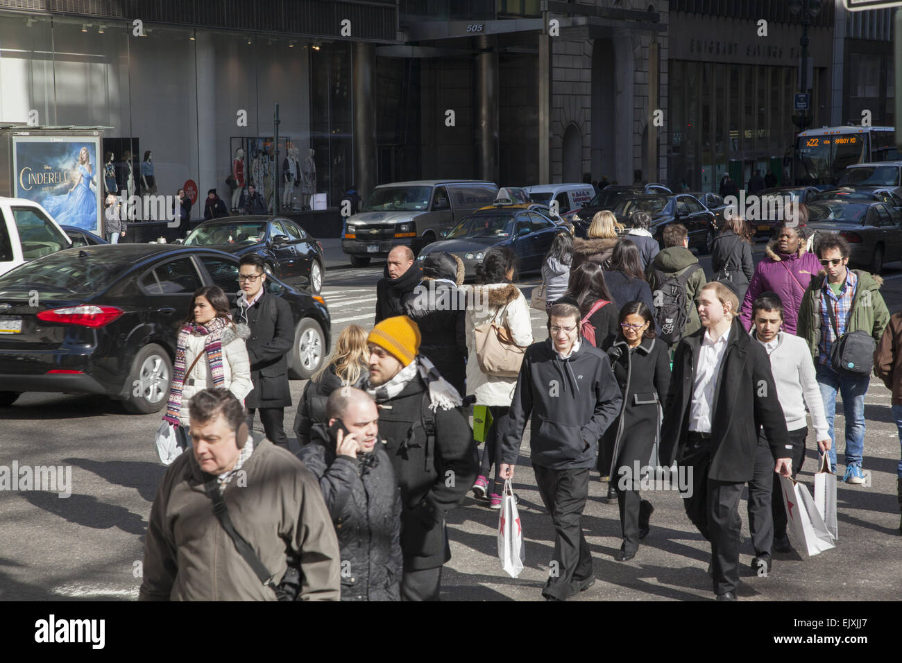 La sempre affollata intersezione tra la 42nd Street e la Fifth Avenue nel centro di Manhattan. NYC Foto Stock