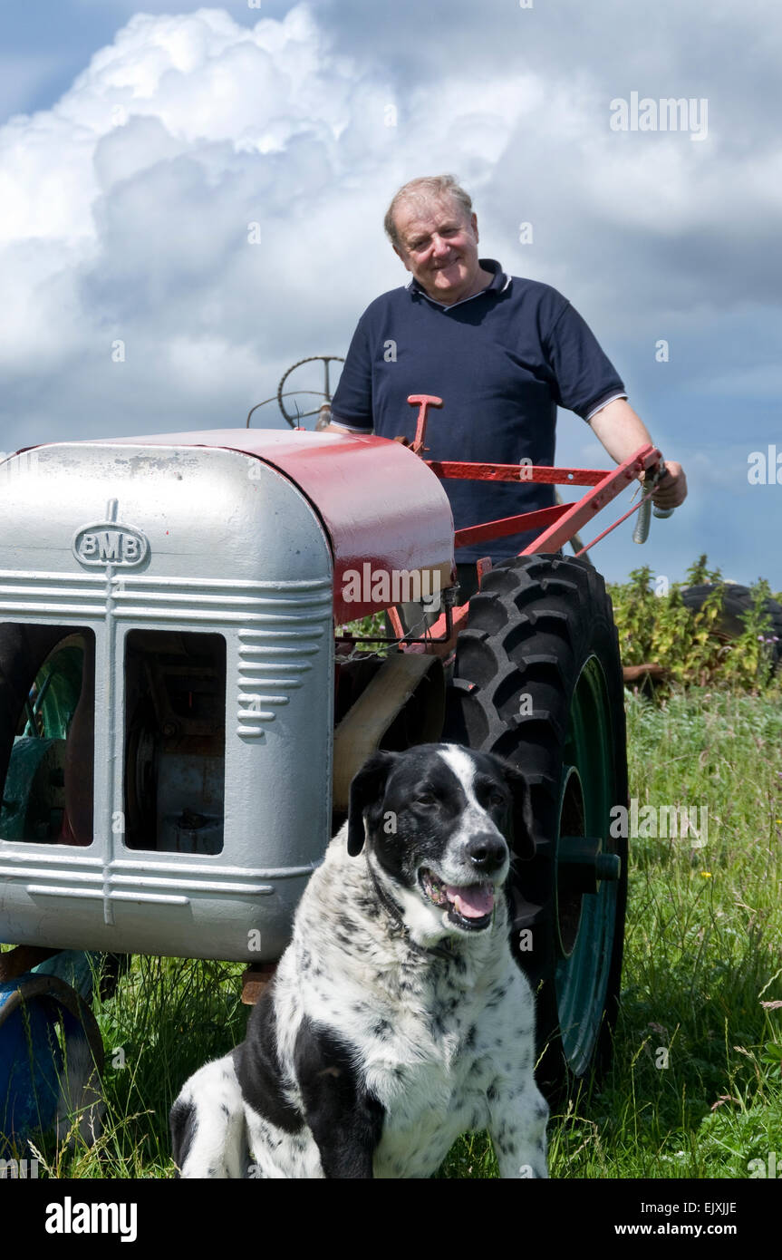 Angus macdonald crofter ritirato con la sua coltivatore Foto Stock