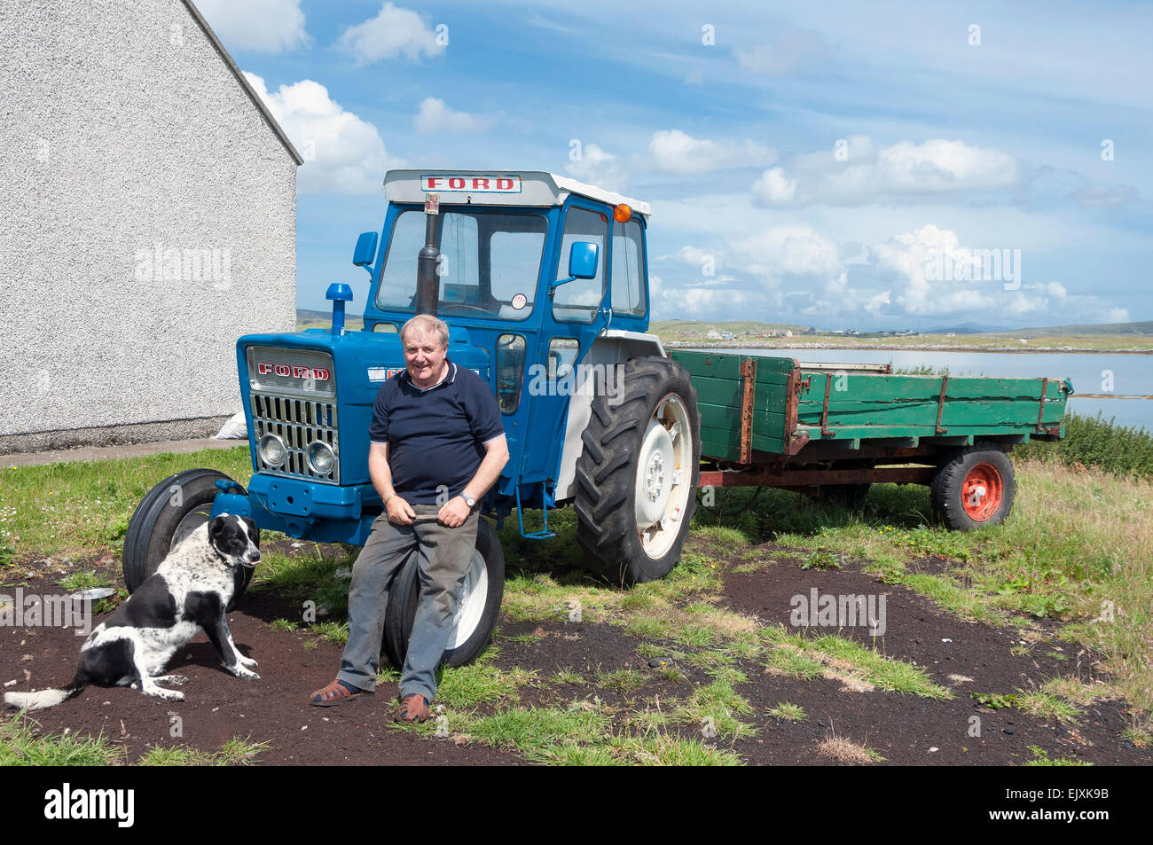 Angus macdonald crofter ritirato con i trattori ripristinato Foto Stock