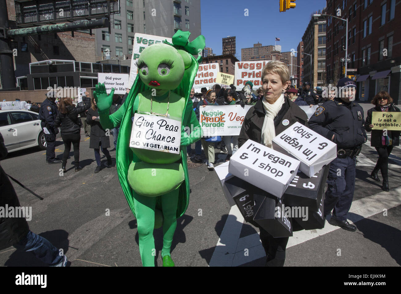 L annuale Veggie Pride Parade si snoda attraverso Greenwich Village di inviare il messaggio per proteggere gli animali. Foto Stock