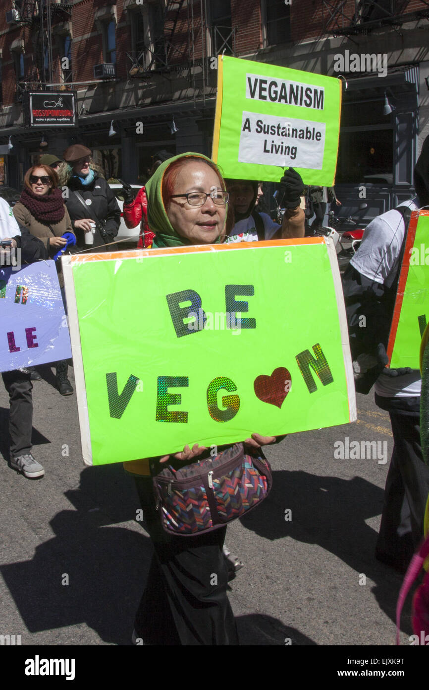 L annuale Veggie Pride Parade si snoda attraverso Greenwich Village di inviare il messaggio per proteggere gli animali. Foto Stock