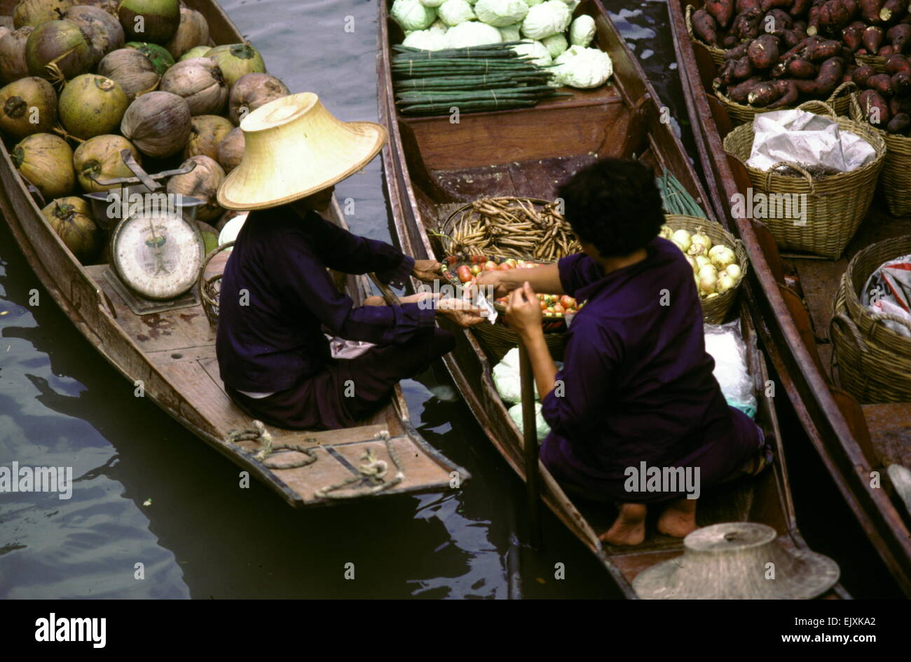 AJAXNETPHOTO - Bangkok, Tailandia. - Operatori presso il flottante sul mercato vegetali al di fuori della citta'. Foto:JONATHAN EASTLAND/AJAX REF:876988 Foto Stock