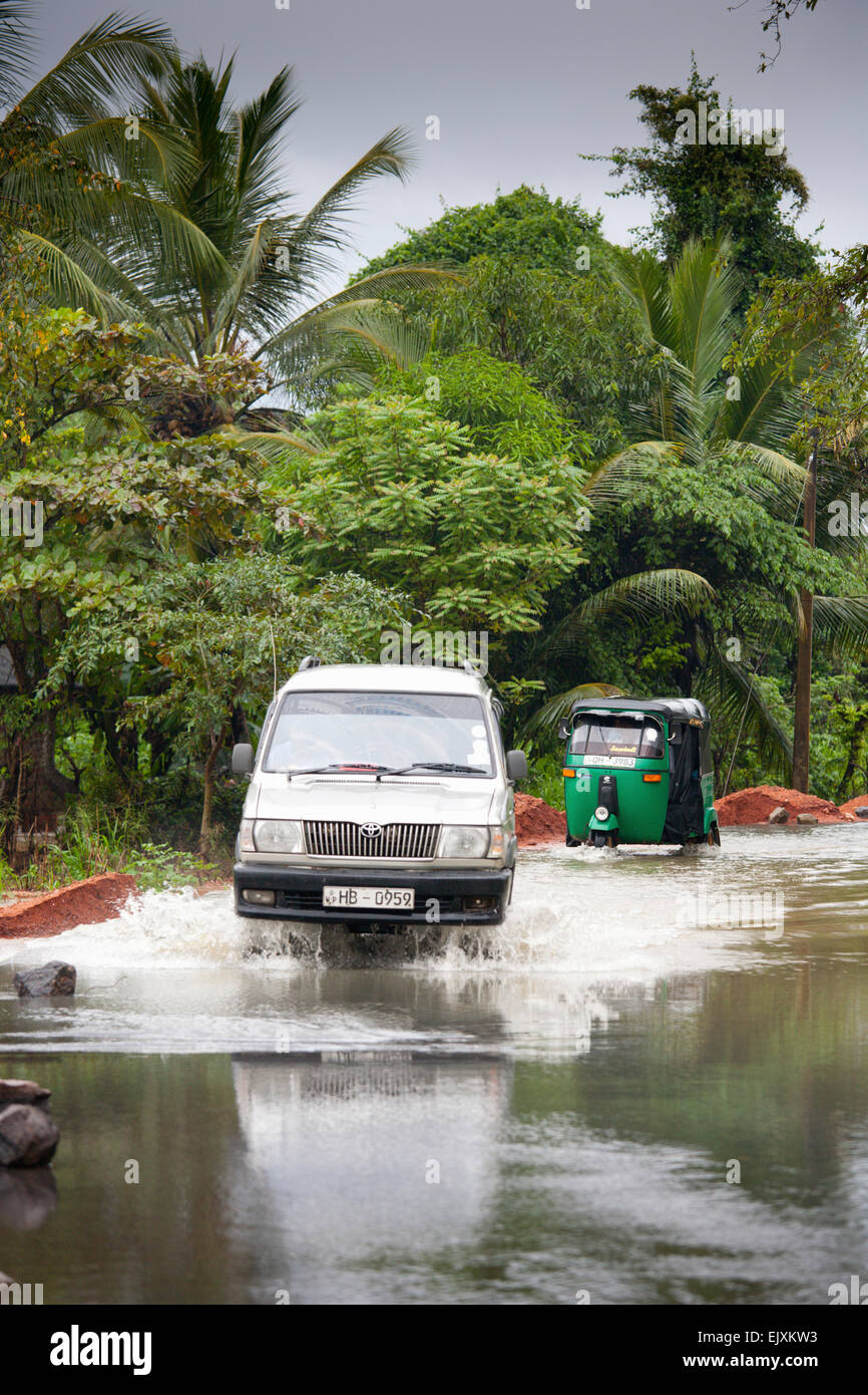 CAR guida attraverso il monsone di flood Foto Stock