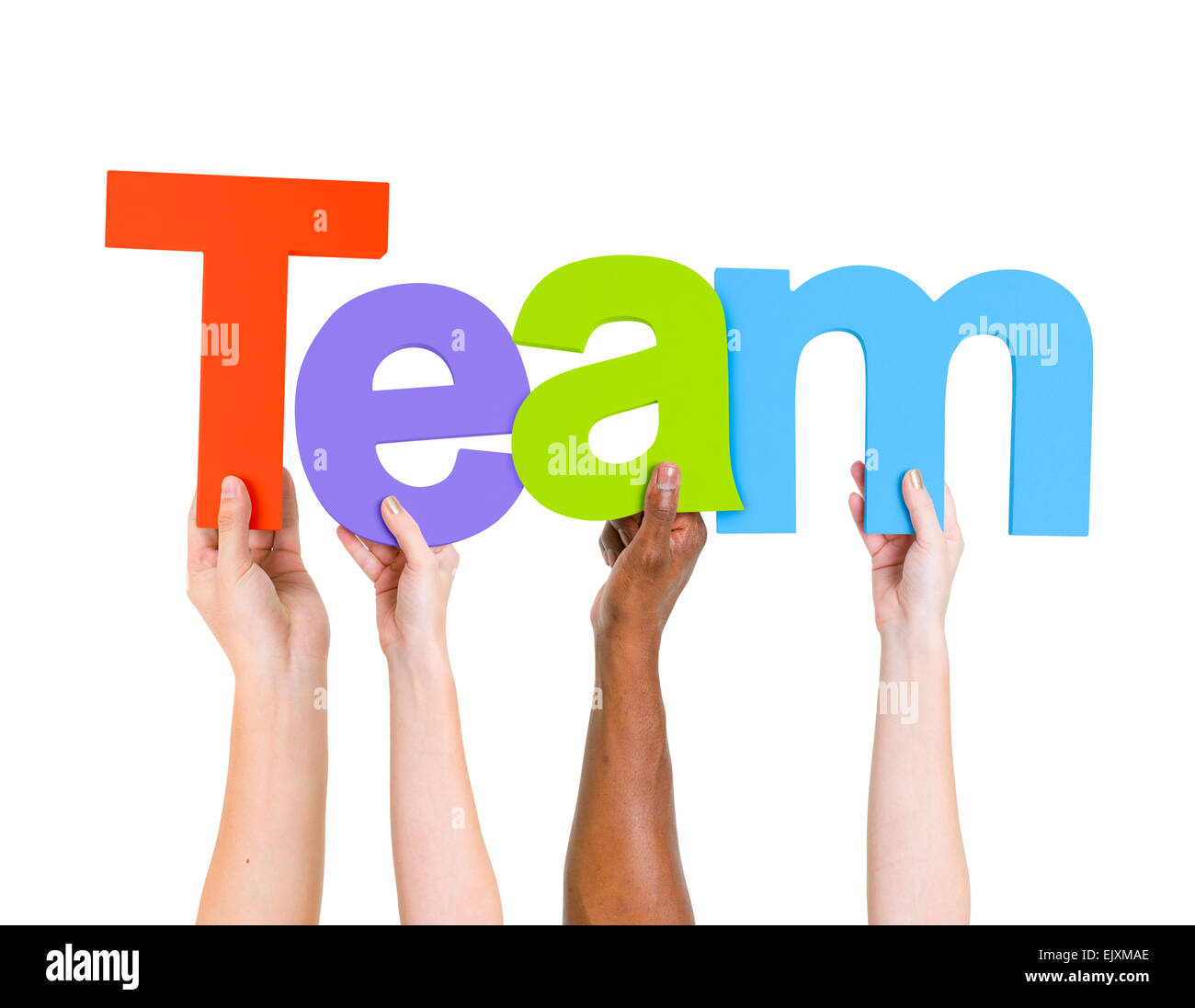 Gruppo Multi-Ethnic delle persone le braccia alzate tenendo le lettere che formano il team Foto Stock