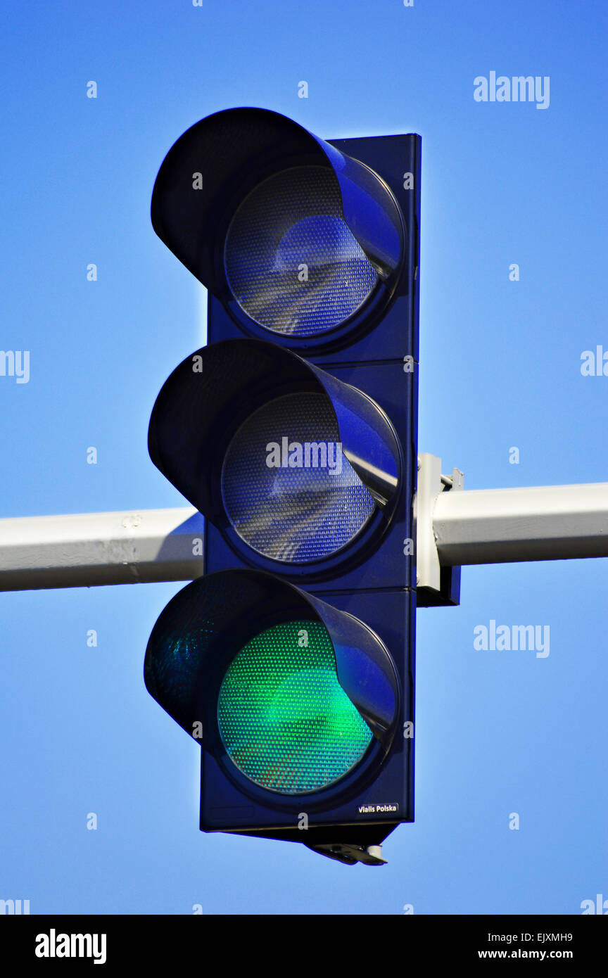 Semaforo oltre il cielo blu Foto Stock