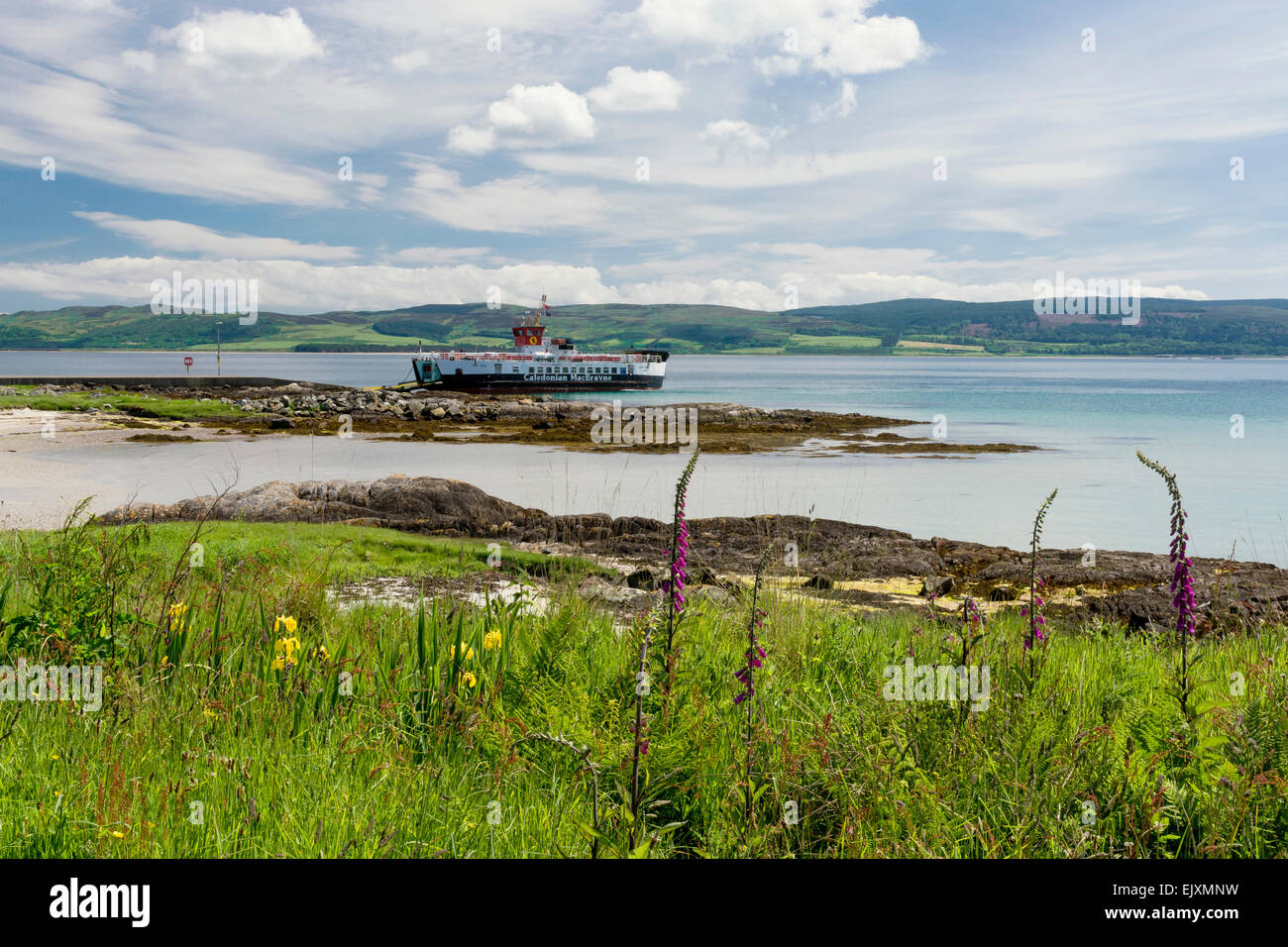 Tayinloan calmac ferry si avvicina a Isle of Gigha Foto Stock