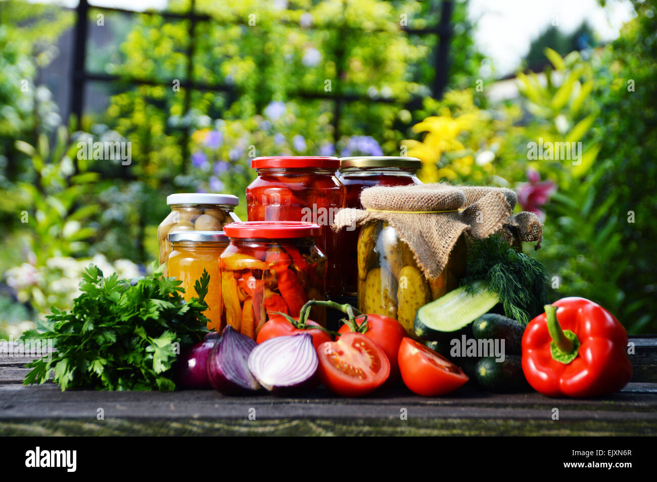 Vasetti di verdure sottaceto in giardino. Alimenti marinati. Foto Stock