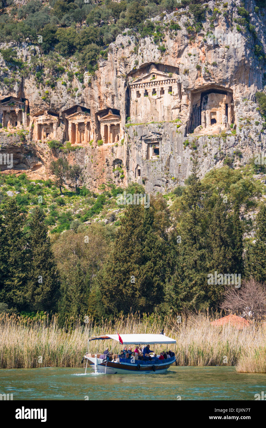 Lycian rock tombe, Dalyan River e imbarcazioni turistiche, Provincia di Mugla, regione del Mar Egeo, Turchia Foto Stock