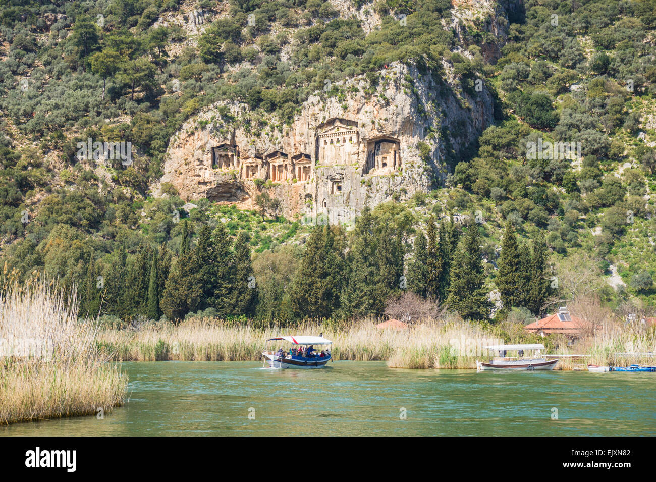 Lycian rock tombe, Dalyan River e imbarcazioni turistiche, Provincia di Mugla, regione del Mar Egeo, Turchia Foto Stock