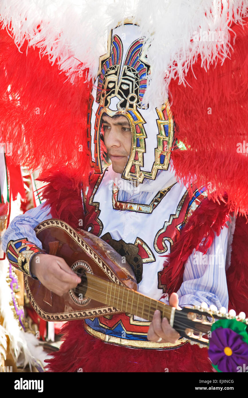 Un costume colorato musicista suona e danze durante la Vergine di Guadalupe giorno di festa in Città del Messico. Foto Stock