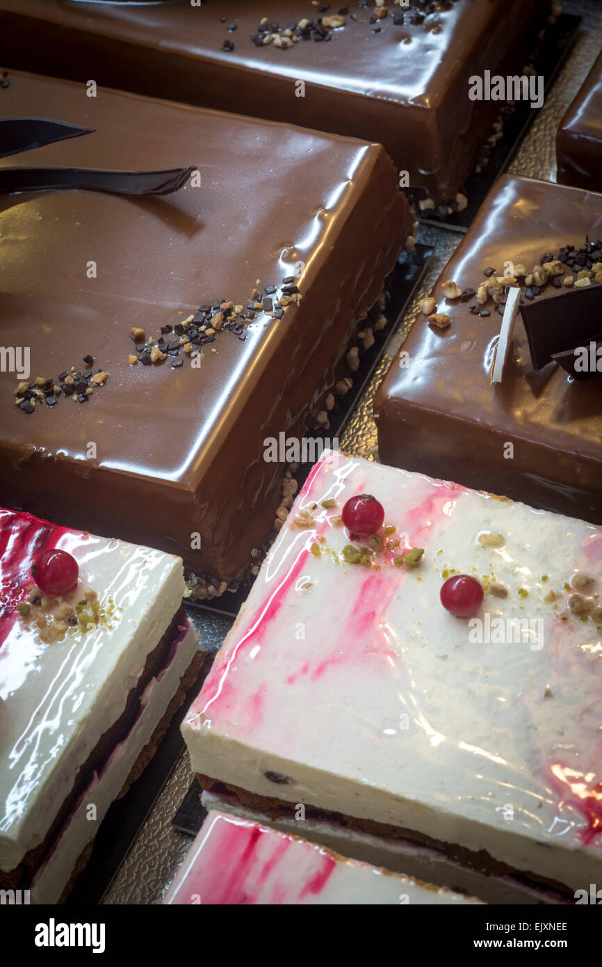 Il display di pasticcini in cake shop finestra (Francia). Dessert exposés dans la vitrine d'une pâtisserie (Francia). Foto Stock