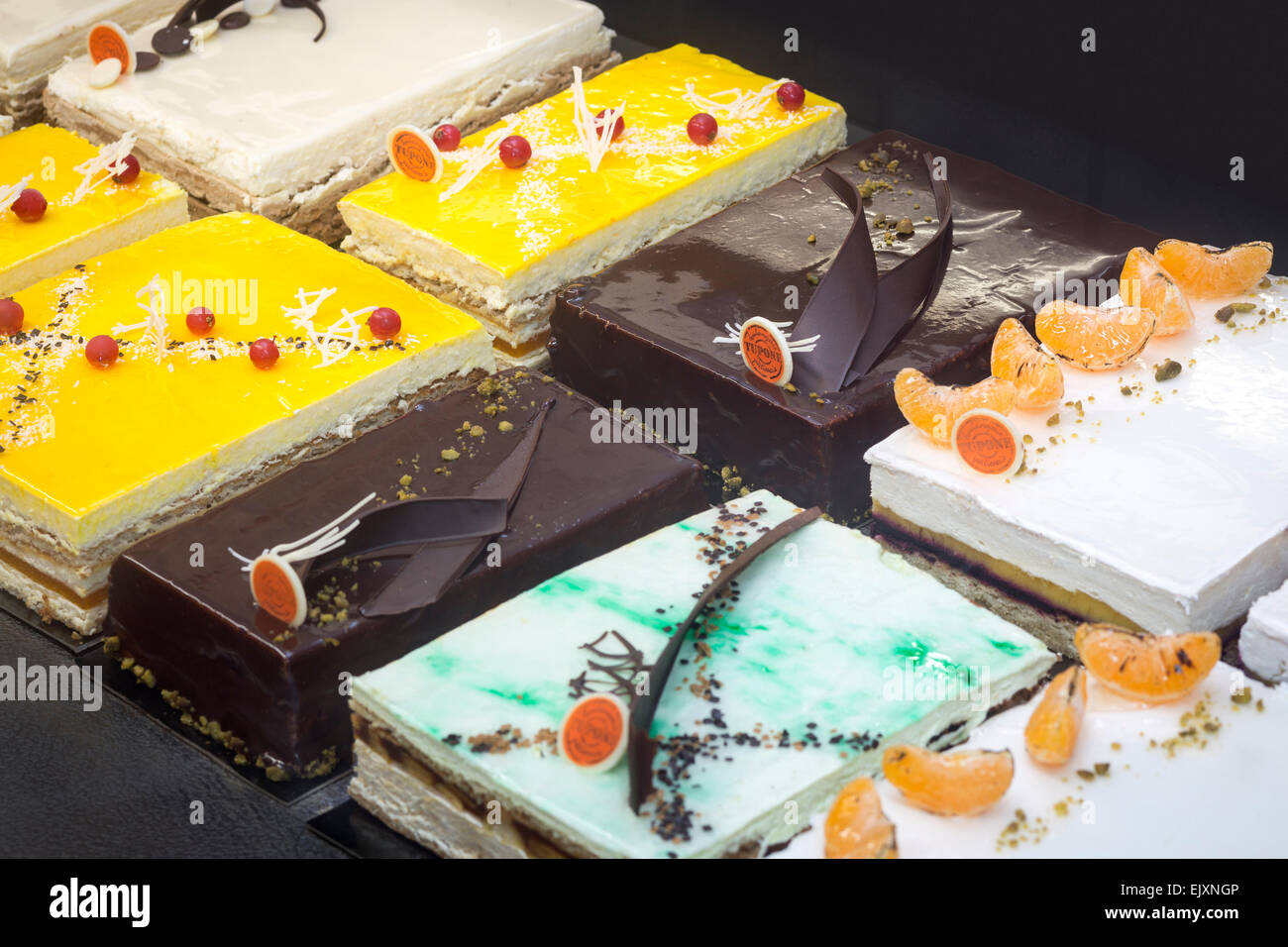 Il display di pasticcini in cake shop finestra (Francia). Dessert exposés dans la vitrine d'une pâtisserie (Francia). Foto Stock