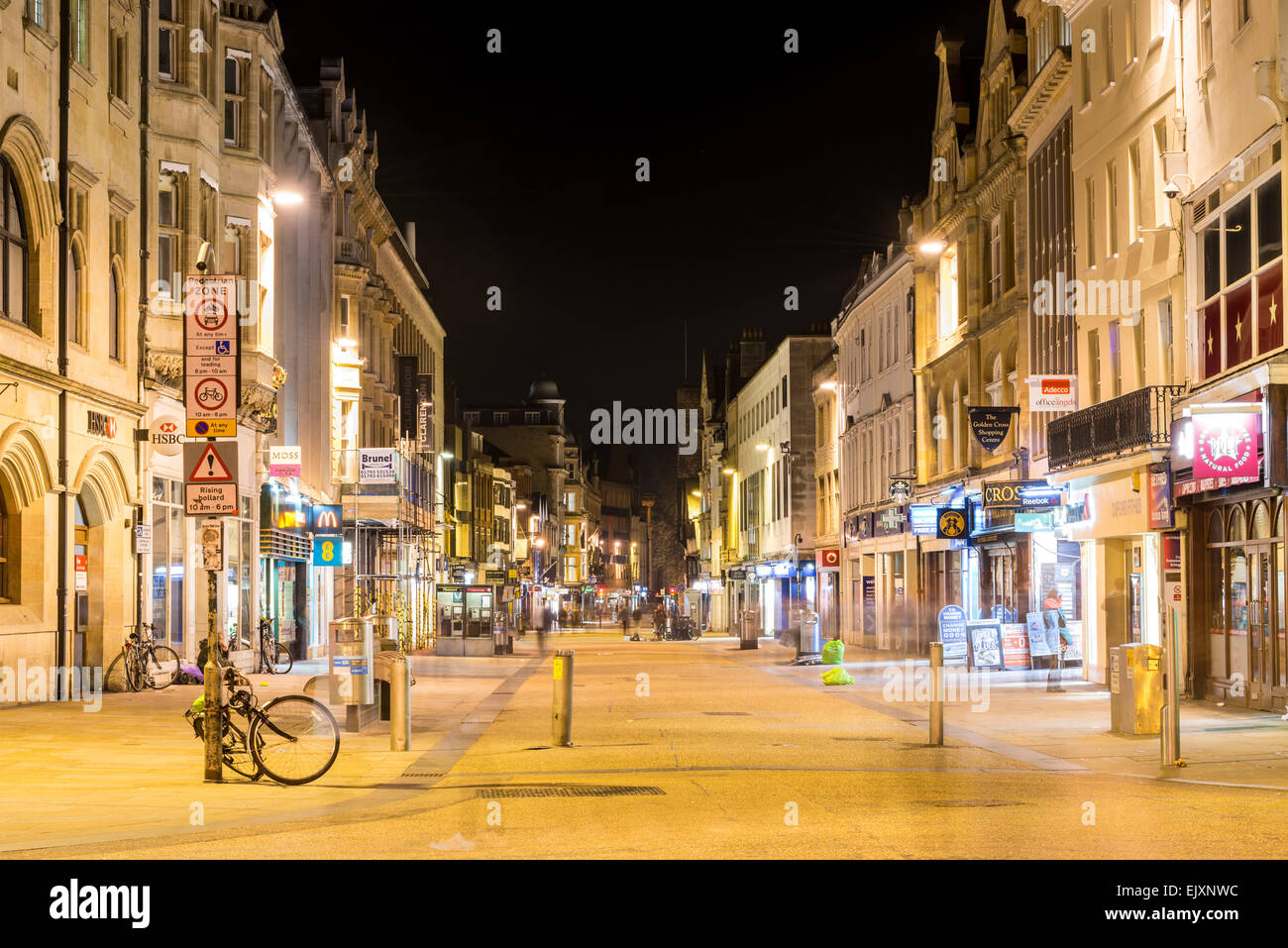Cornmarket Street è una delle principali strade dello shopping di Oxford, UK; visto qui sono la notte Foto Stock