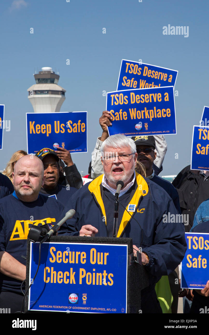 Romulus, Michigan, Stati Uniti d'America. Federazione americana di dipendenti del governo presidente J. David Cox parla come Transportation Security Administration (TSA) ufficiali al rally di Detroit Metro Airport per chiedere una migliore protezione durante il lavoro. Citando gli attacchi contro la sicurezza vagli in altri aeroporti, il AFGE chiamato per il noleggio di guardie armate per proteggere i loro. Credito: Jim West/Alamy Live News Foto Stock