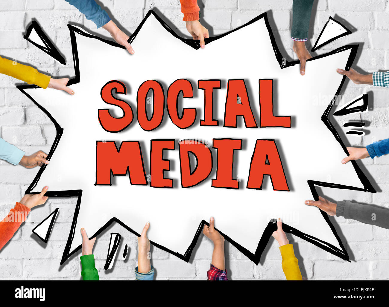Diverse mani tenendo il Word Social Media Foto Stock