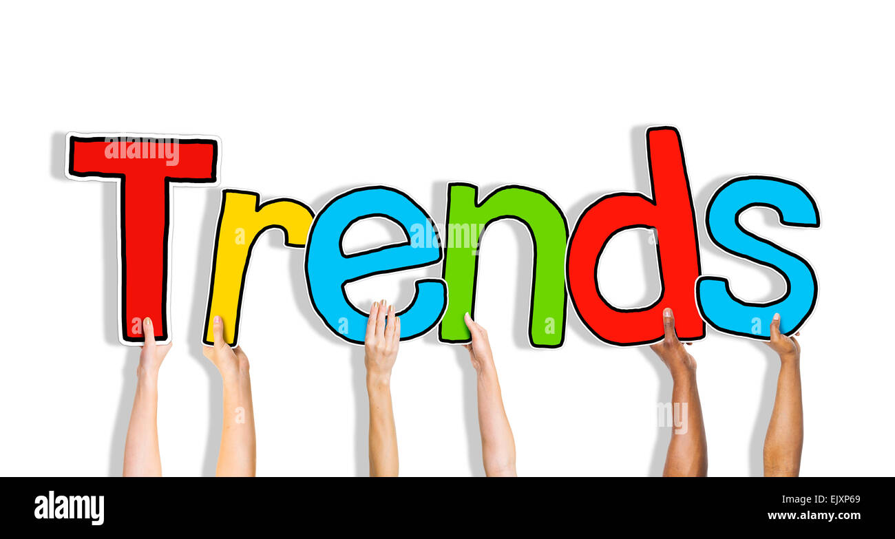 Diverse mani tenendo la parola tendenze Foto Stock