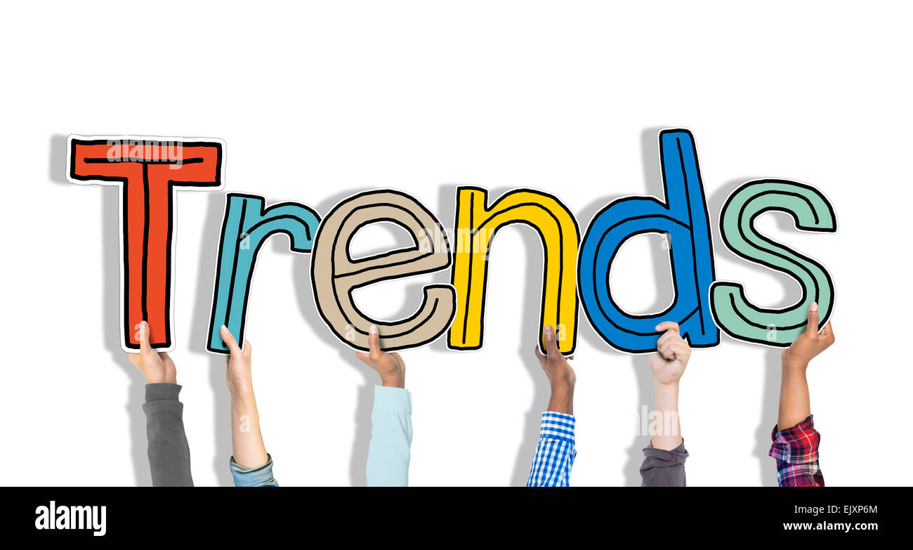 Diverse mani tenendo la parola tendenze Foto Stock