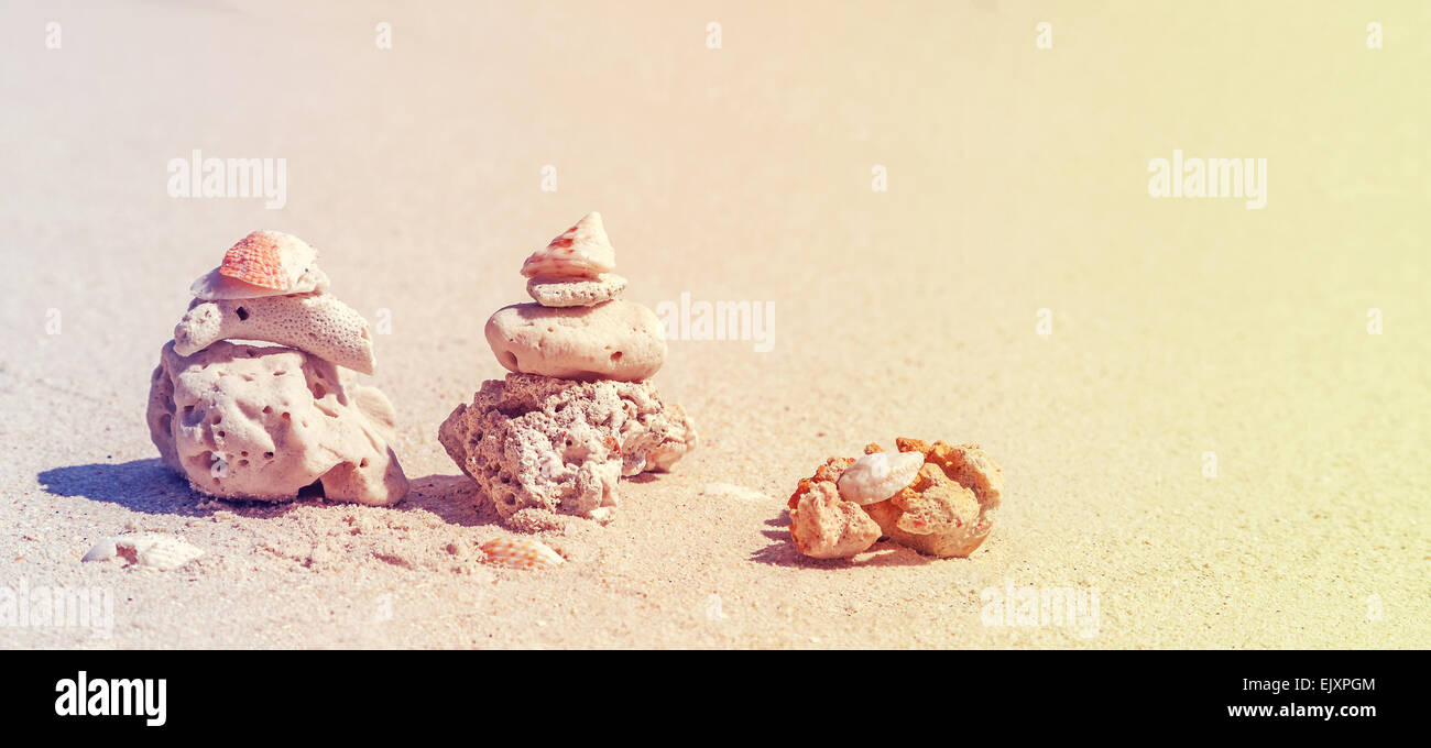 Colori retrò stilizzata piramidi di corallo sulla spiaggia, Zen spa concept banner con spazio per il testo. Foto Stock