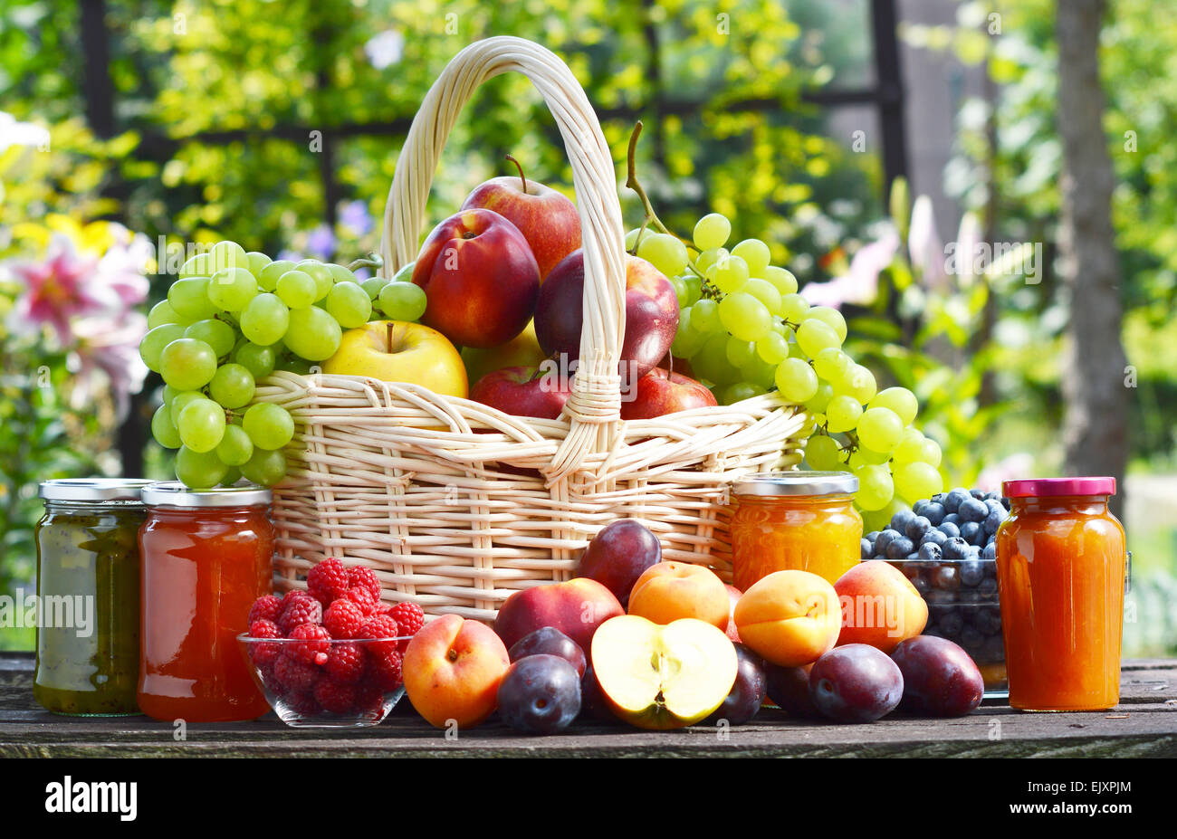 Fresche e mature frutta organica nel giardino. Dieta bilanciata. Foto Stock
