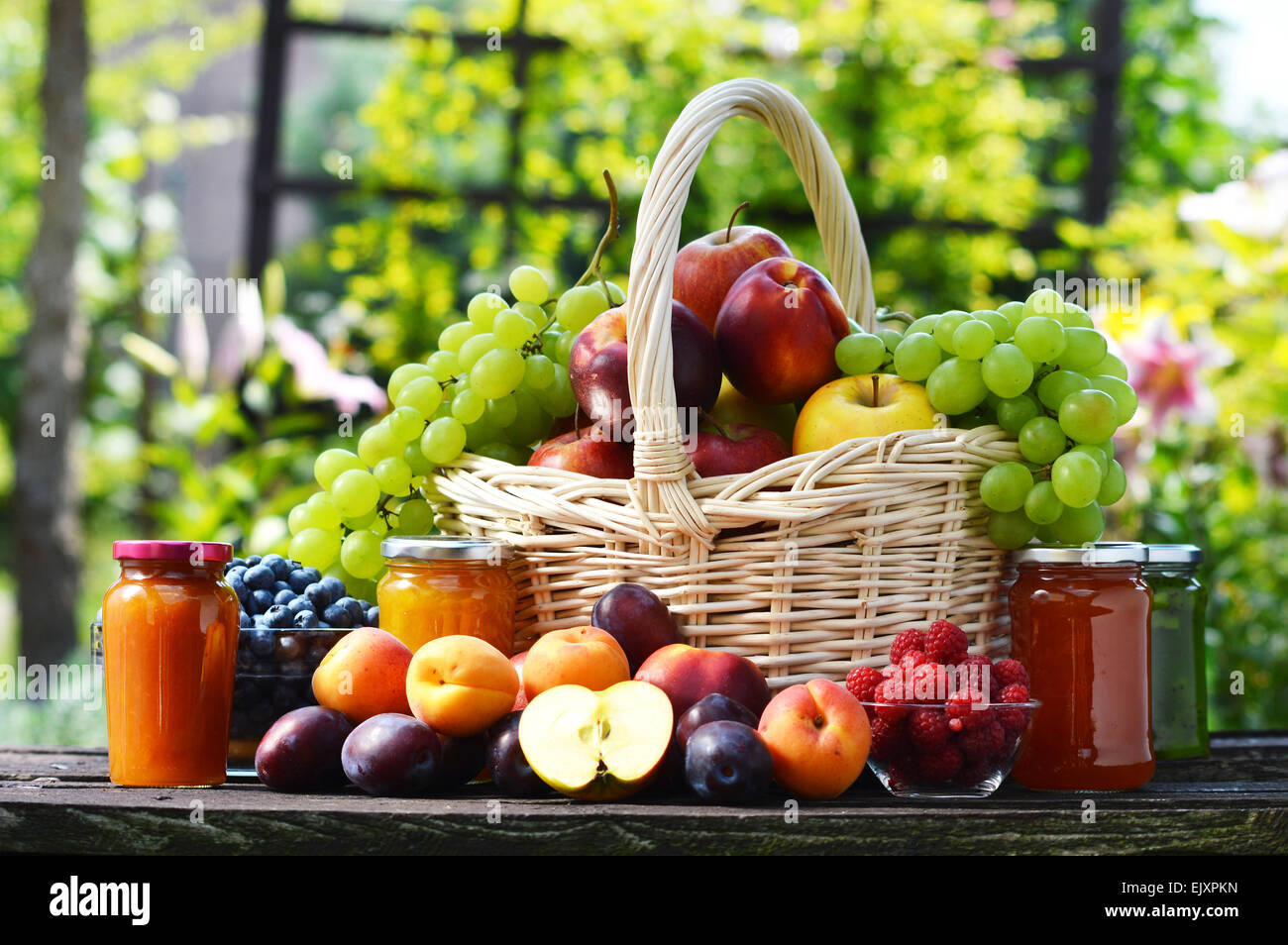 Fresche e mature frutta organica nel giardino. Dieta bilanciata. Foto Stock