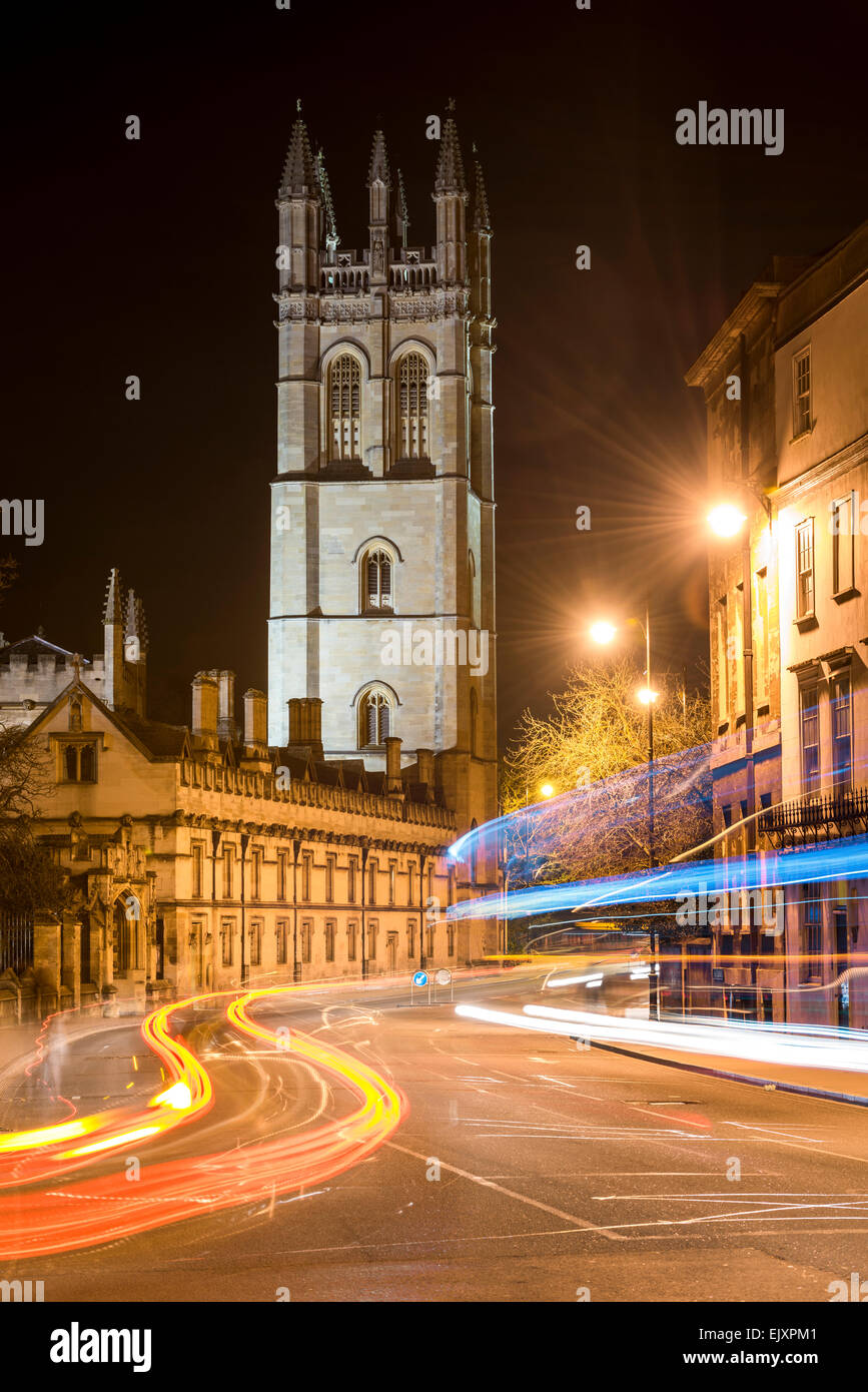 Panorami mozzafiato sulla High Street per la torre di Magdalen College di Oxford University come la luce sentiero dalle vetture streak da; Oxford Regno Unito Foto Stock