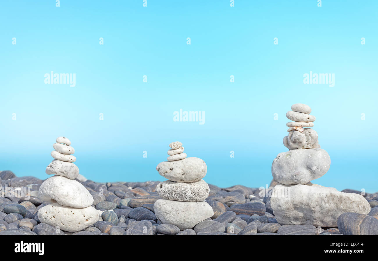 Piramidi di corallo sulla spiaggia, Zen spa concept sfondo. Foto Stock