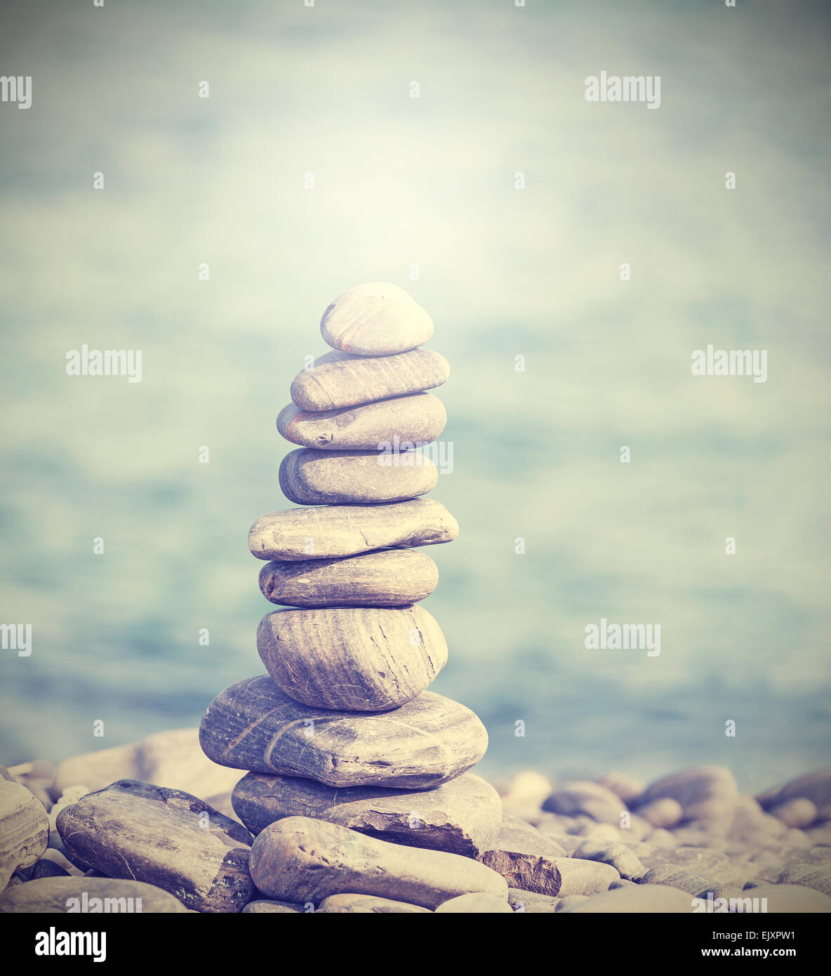 Retrò filtrata mucchio di pietre, Zen spa concept sfondo. Foto Stock