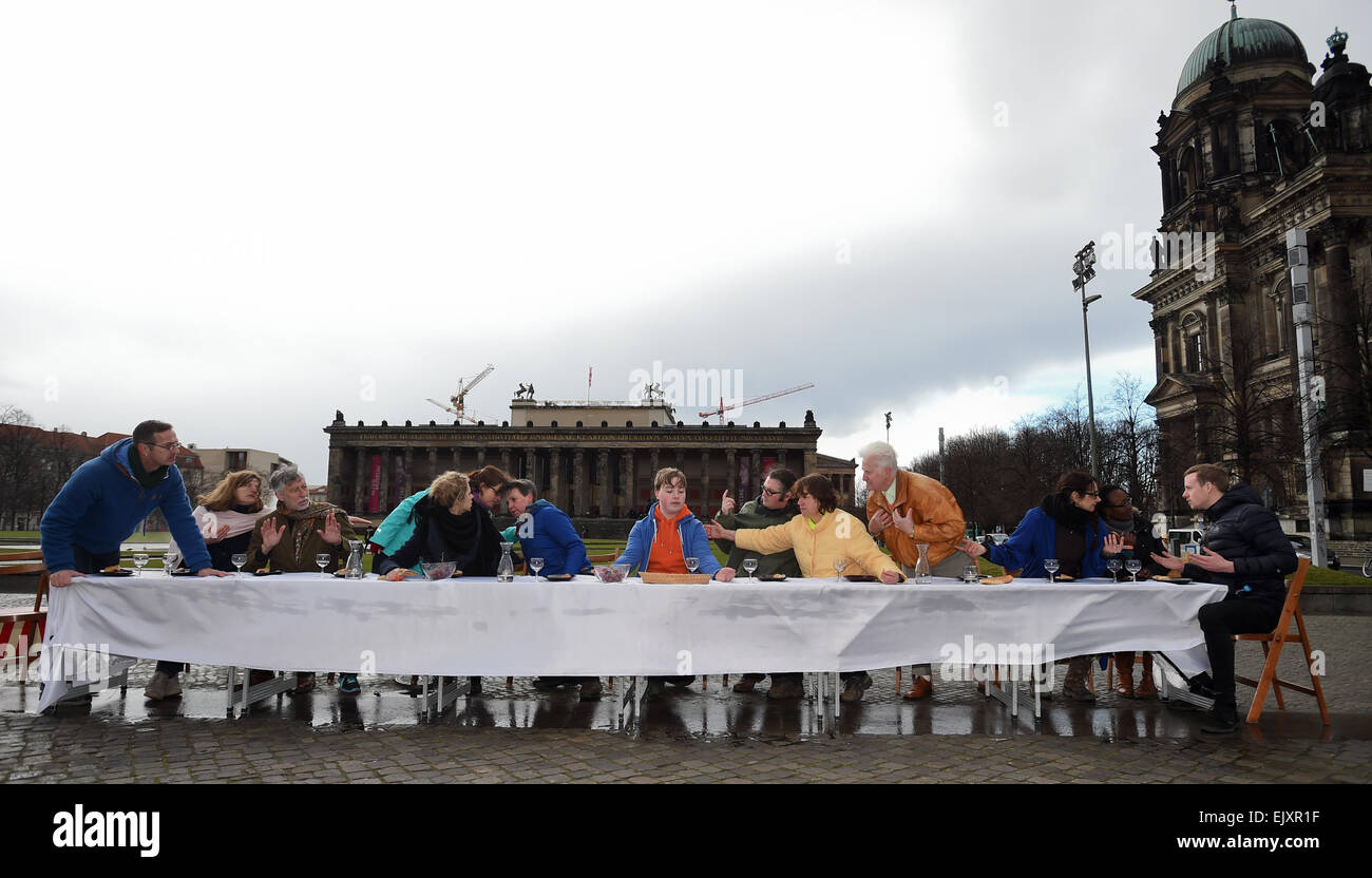 Berlino, Germania. 2 apr, 2015. Un gruppo di teatro riproduce la scena ritratta in Leonardo da Vinci il dipinto 'L'Ultima Cena' al Gendarmenmarkt a Berlino, Germania, 2 aprile 2015. Avviando il progetto "Jünger werden!' (lit. "Sempre più giovane!"), i cristiani stanno commemorando la cena in comune il Giovedì Santo. Credito: dpa picture alliance/Alamy Live News Foto Stock