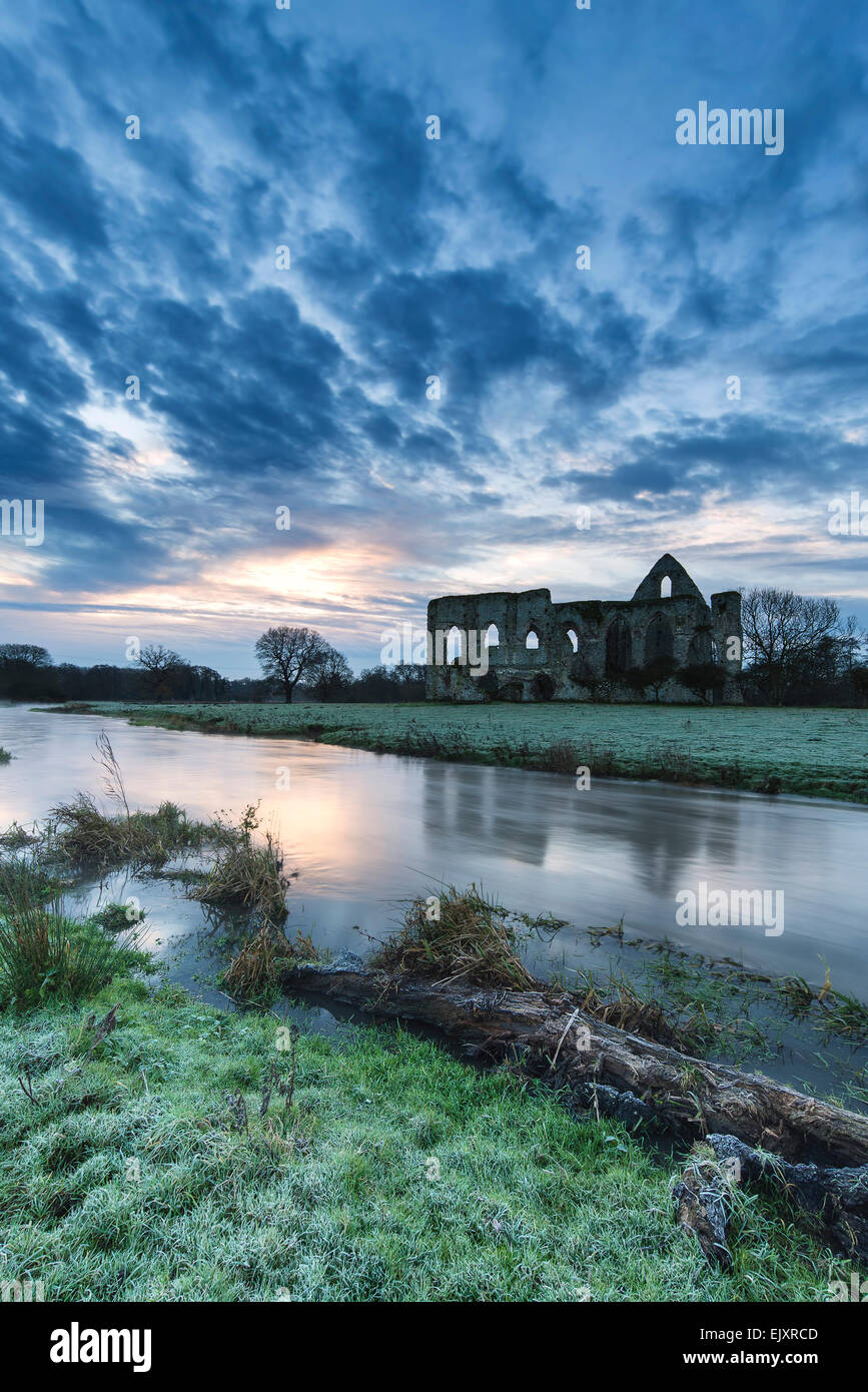Beautiful Dawn paesaggio del Priorato di rovine nella località di campagna Foto Stock