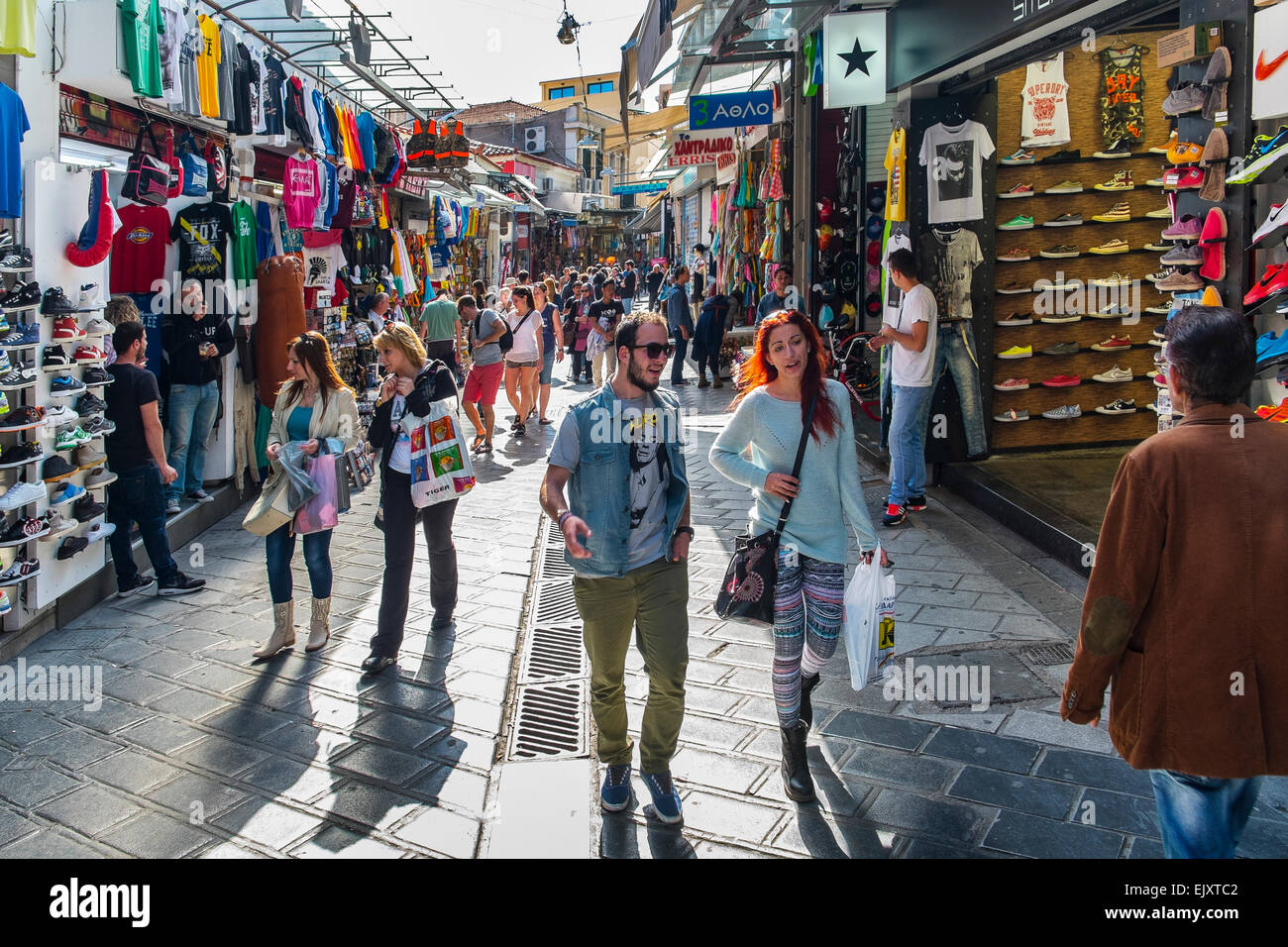 Casual persone casualmente a piedi passeggiando navigando shopping street market souk Atene GRECIA Foto Stock