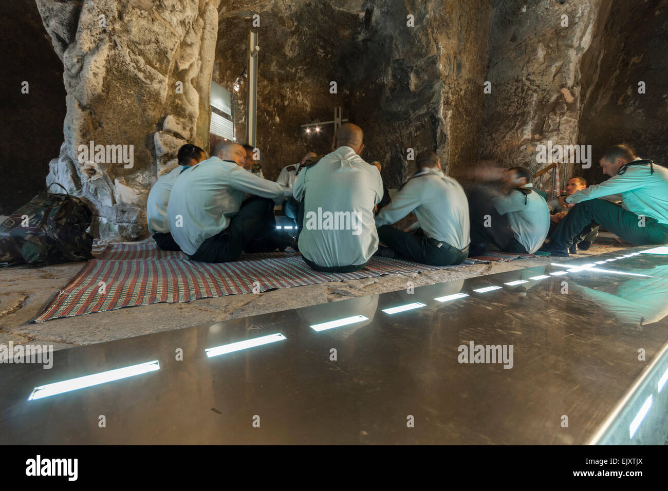 Israele. Un gruppo di ufficiali sedersi in un antica grotta sepolcrale in Beit Shearim National Park, un sito patrimonio mondiale dell'UNESCO. Foto Stock