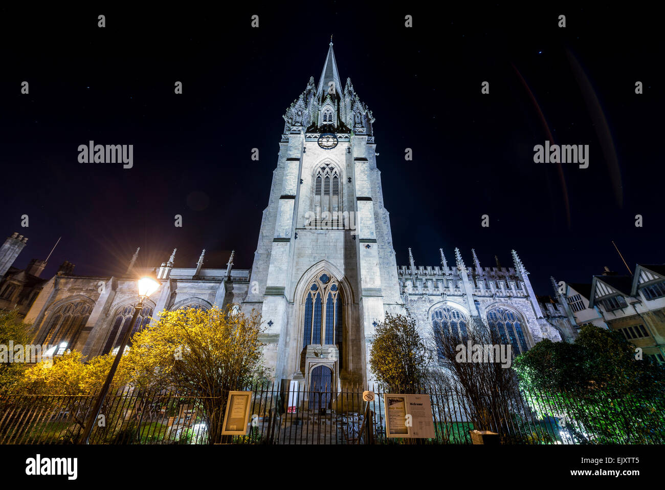 Università chiesa di Santa Maria Vergine visto dalla Radcliffe piazza di sera è la chiesa dell'Università di Oxford Foto Stock