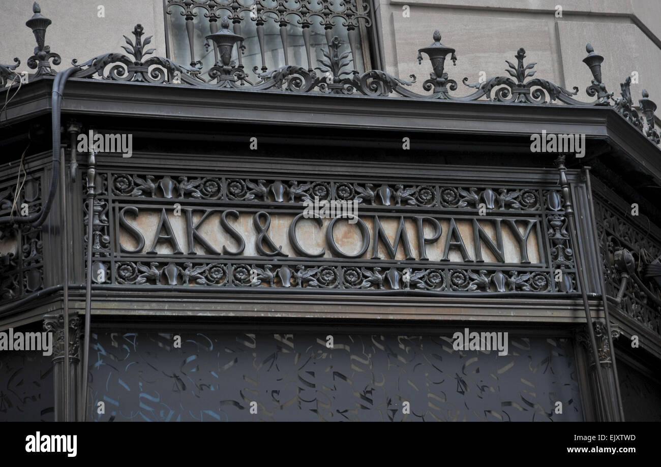 Saks e azienda shop segno, New York City, Stati Uniti d'America Foto Stock