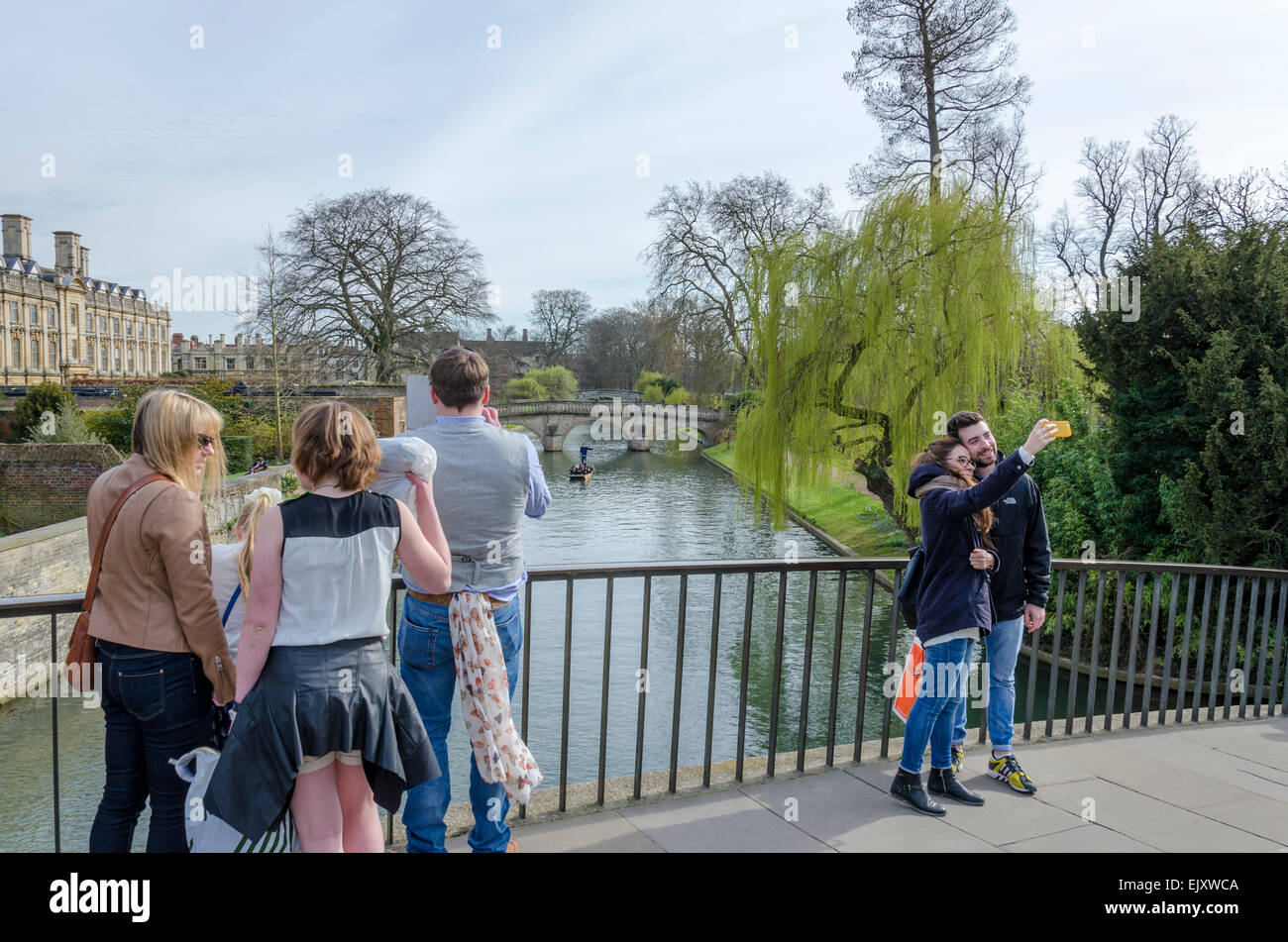 Cambridge, Regno Unito. 2 Aprile 2015: turisti godere punting sul fiume Cam in anticipo delle vacanze di Pasqua. Credito: CAMimage/Alamy Live News Foto Stock