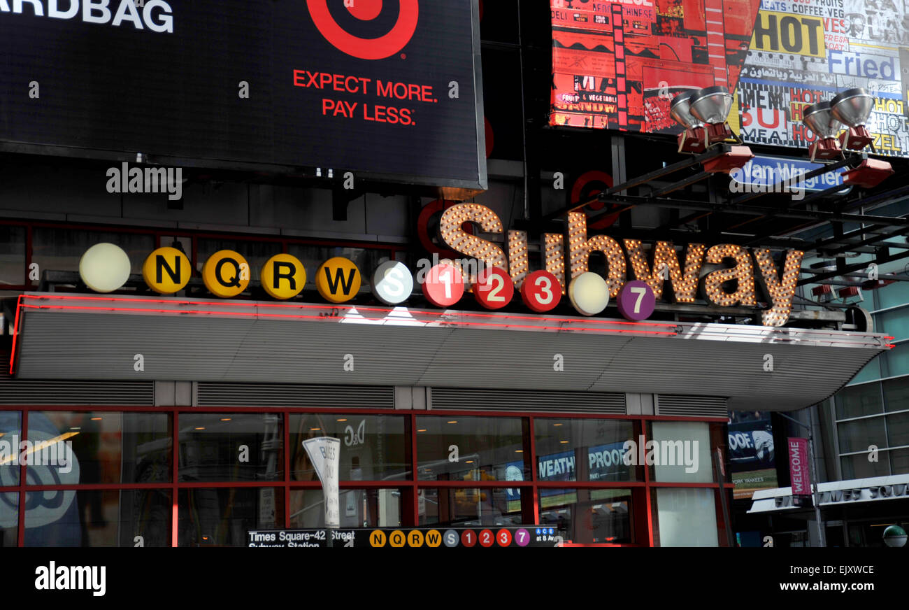 New York City metropolitana entrata in Times Square per l'N, Q, R, W, 1, 2, 3, e 7 righe Foto Stock