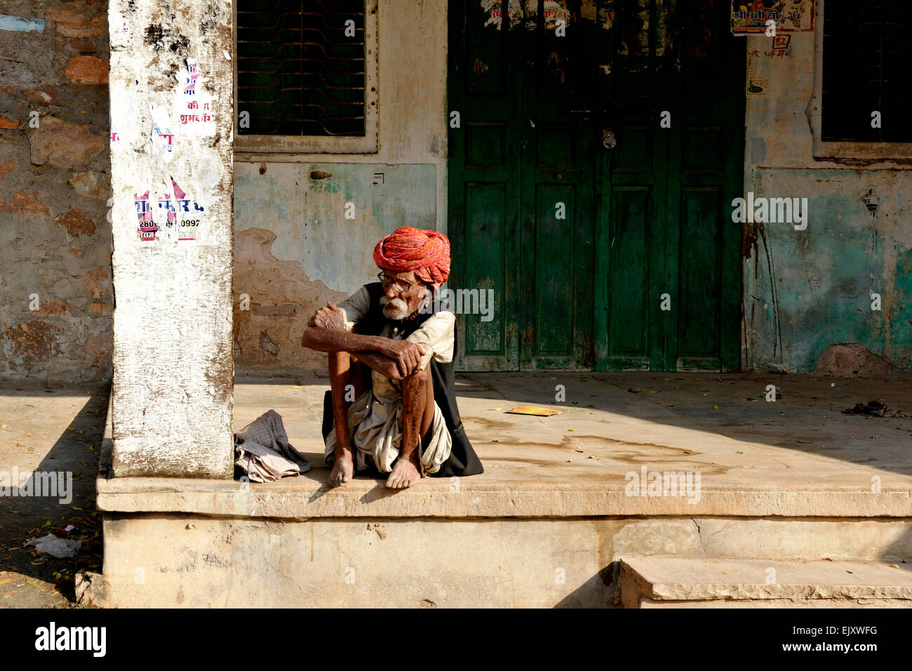 Turbaned uomo nelle strade di Samode, Rajasthan, India Foto Stock
