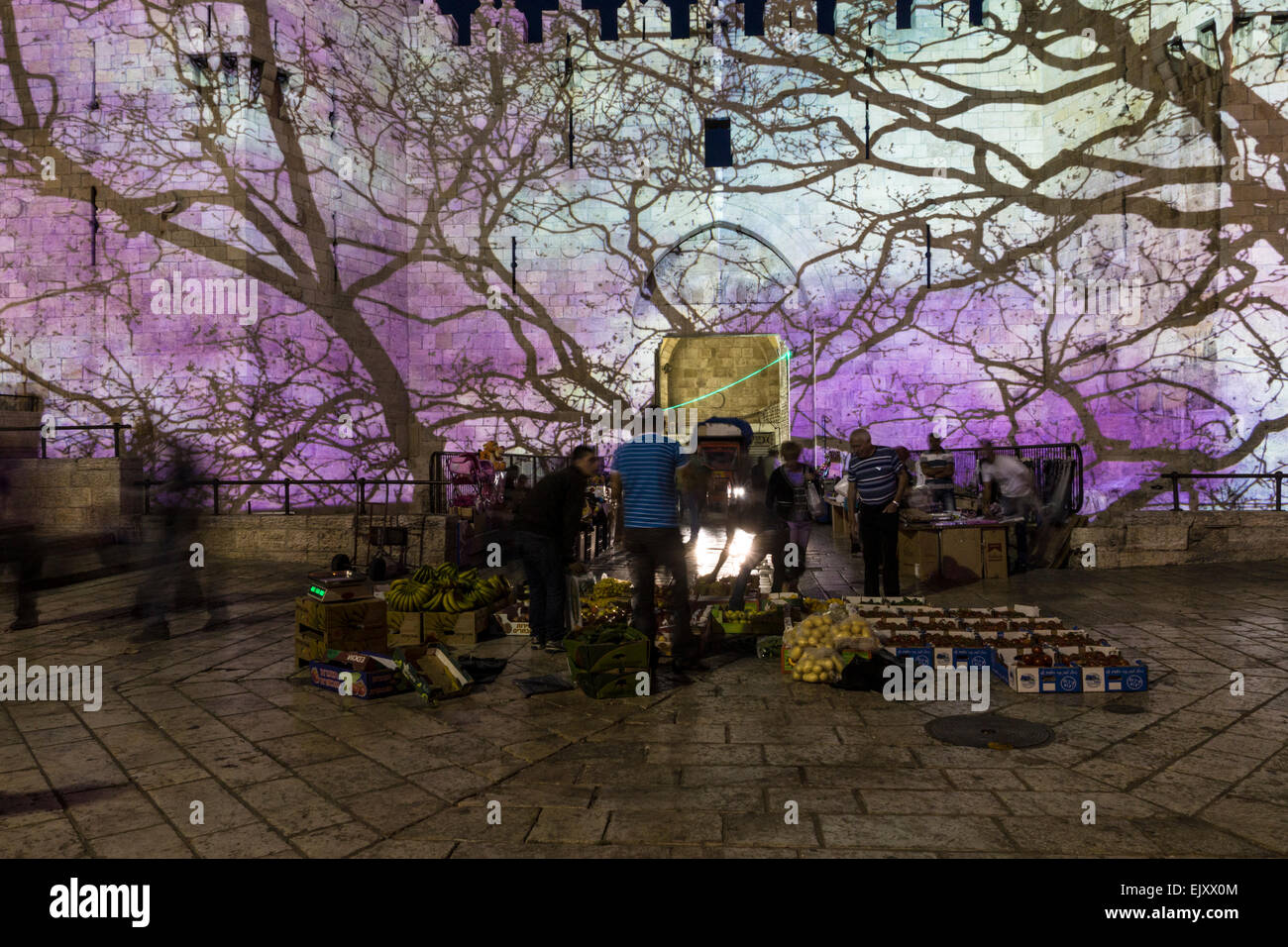 Gerusalemme, Israele. Venditori di frutta per organizzare i loro beni nella parte anteriore del Sichem (Nablus) gate, durante il 2014 Festival della luce Foto Stock