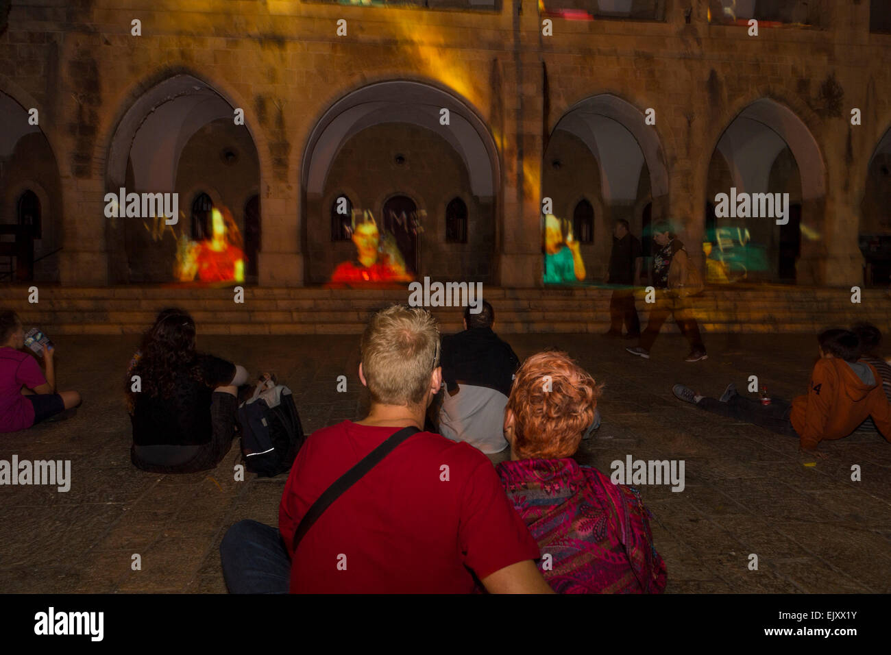 Gerusalemme, Israele. La gente guarda uno spettacolo audiovisivo nella vecchia città durante il 2013 la festa delle luci. Foto Stock