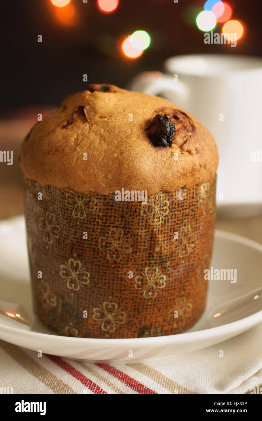 Il Panettone un dolce torta alla frutta focaccia originariamente provenienti da Milano Italia tradizionalmente consumato a Natale Foto Stock