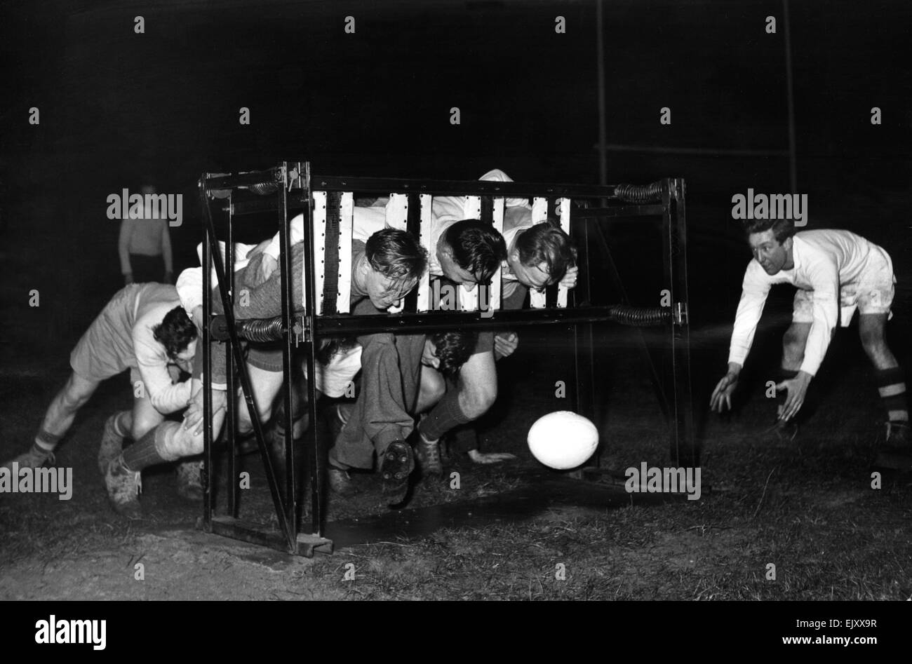 Southport Rugby League team pratica con scrum macchina. Il 6 febbraio 1951. Foto Stock