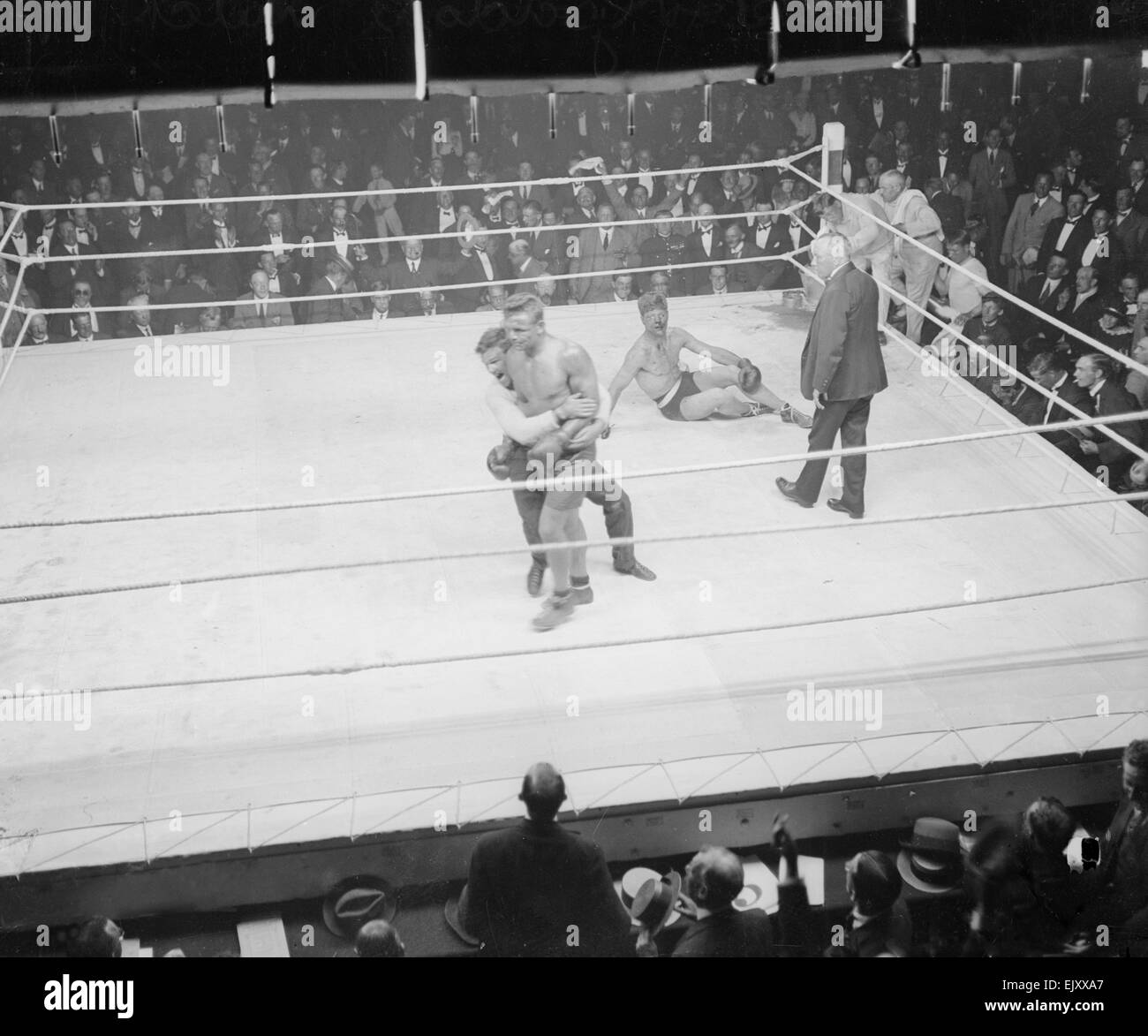 Joe Beckett si allontana dopo la detonazione Frank Goddard nel British Boxing Board di controllo British heavyweight titolo di lotta, a Olympia, Kensington, London, Regno Unito 17 Giugno 1919 Foto Stock
