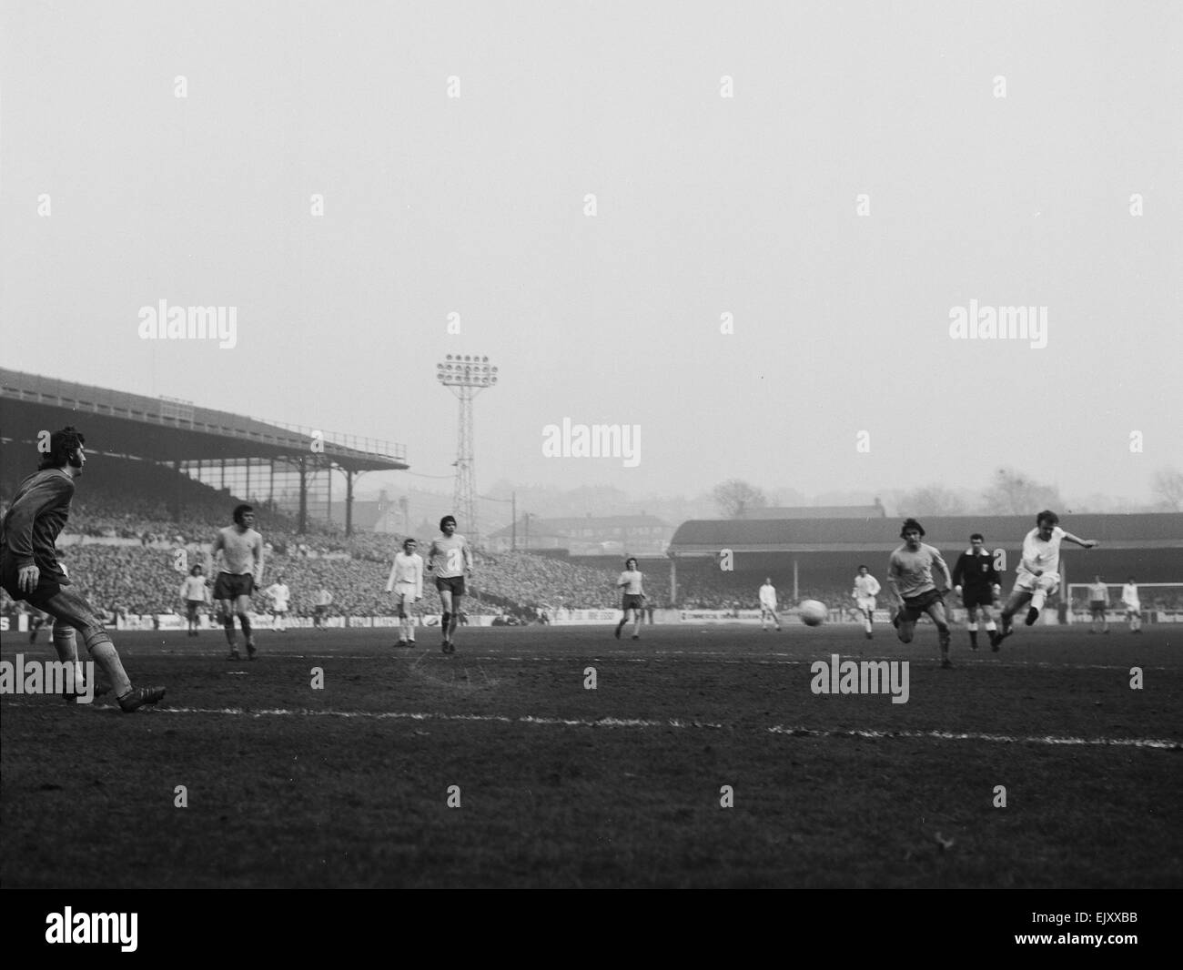 FA Cup Quarti di Finale corrispondono a Elland Road. Leeds United 2 v Tottenham Hotspur 1. Leeds Billy Bremner spara a speroni keeper Pat Jennings obiettivo. Il 18 marzo 1972. Foto Stock