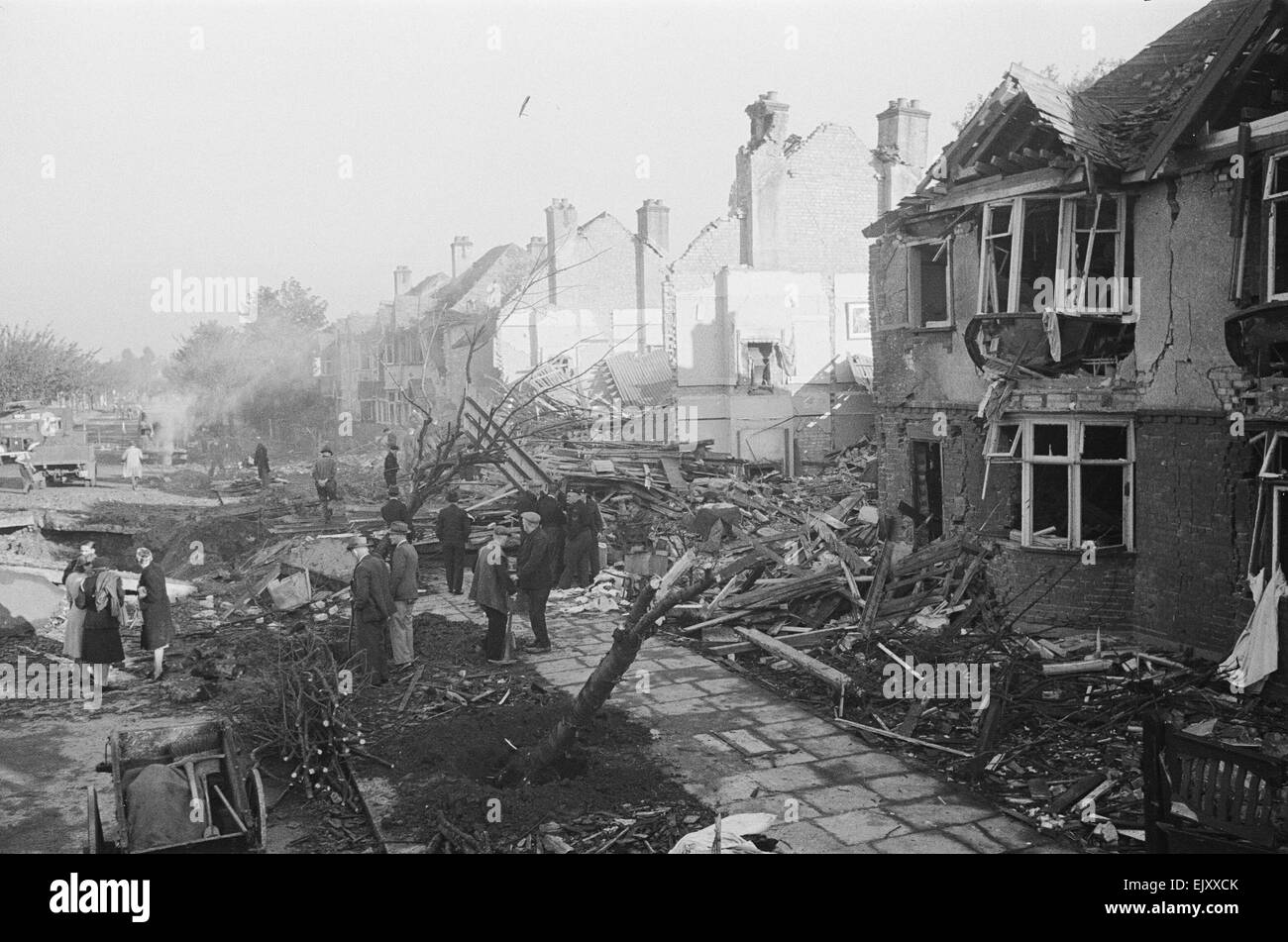 Le conseguenze della V2 esplosione. Il 8 settembre 1944 una grande esplosione si è verificata in Staveley Road, Chiswick, West London. Non ci fosse stata la sirena, nessun avviso e no V1 bombe volanti era stato avvistato. L'esplosione è stata causata dal primo V2 missile balistico sparato in collera. Hitler tanto decantata un razzo4 più comunemente noto come il V2 pesato 13 tonnellate ed erano arrivati attraverso la stratosfera a 3.000 miglia a un'ora più rapidamente rispetto alla velocità del suono. Questo significava che il primo nessuno conosceva l'attacco era l'esplosione seguita da il rombo dei motori a razzo a recuperare Foto Stock