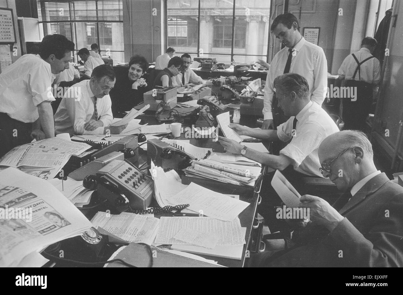 Scene di occupato sul Daily Herald news desk, 1964. Foto Stock