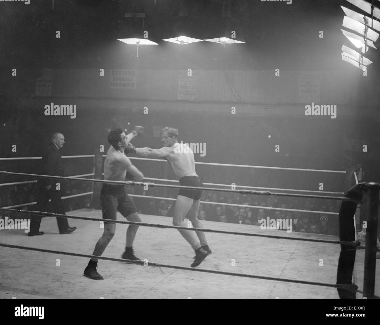 Bombadier Billy Wells vs Arthur Townley a Holborn Stadium, Holborn, Londra, Regno Unito. Questa è stata l'ex British heayweight detentore del titolo, Billy Wells prima lotta dopo aver perso la corona di Joe Beckett a Londra. Pozzetti è stata determinata per riconquistare il suo titolo ma per avere una possibilità che egli aveva per diventare il numero uno contender. In battitura Townley ha ottenuto la sua chance. Egli è andato a combattere Beckett nuovamente nel 1920, ma ha perso la battaglia. Pozzetti non ha mai avuto un'altra opportunità e uno di Gran Bretagna Great Fighters ha avuto il suo giorno. Pozzetti è stata British Heavyweight Champion dal 1911 al 1919 Foto Stock