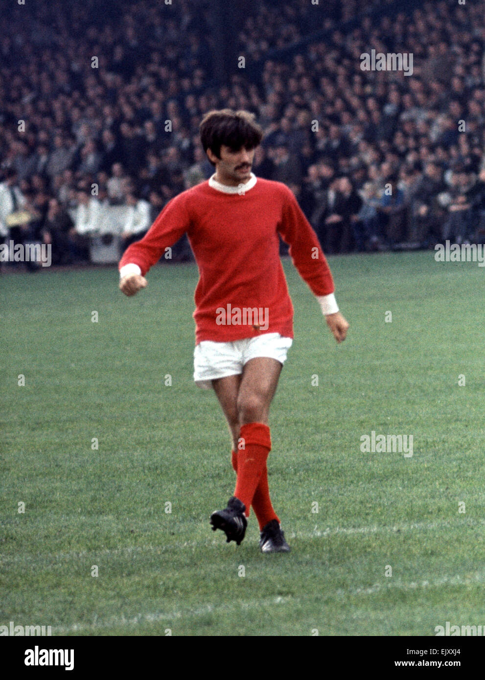 George Best Manchester United football player, avverte fino davanti a derby corrispondono a Maine Road 30 settembre 1967. Punteggio finale: Manchester City 1-2 Manchester United Foto Stock