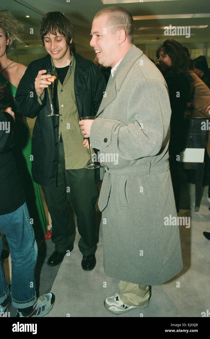 Designer Alexander McQueen (recentemente nominato in francese casa di moda di Givenchy), che indossa jeans e scarpe da ginnastica, frequenta l apertura di nuove Valentino Fashion Store in Sloane Street Knightsbridge 21 ottobre 1996. Foto Stock